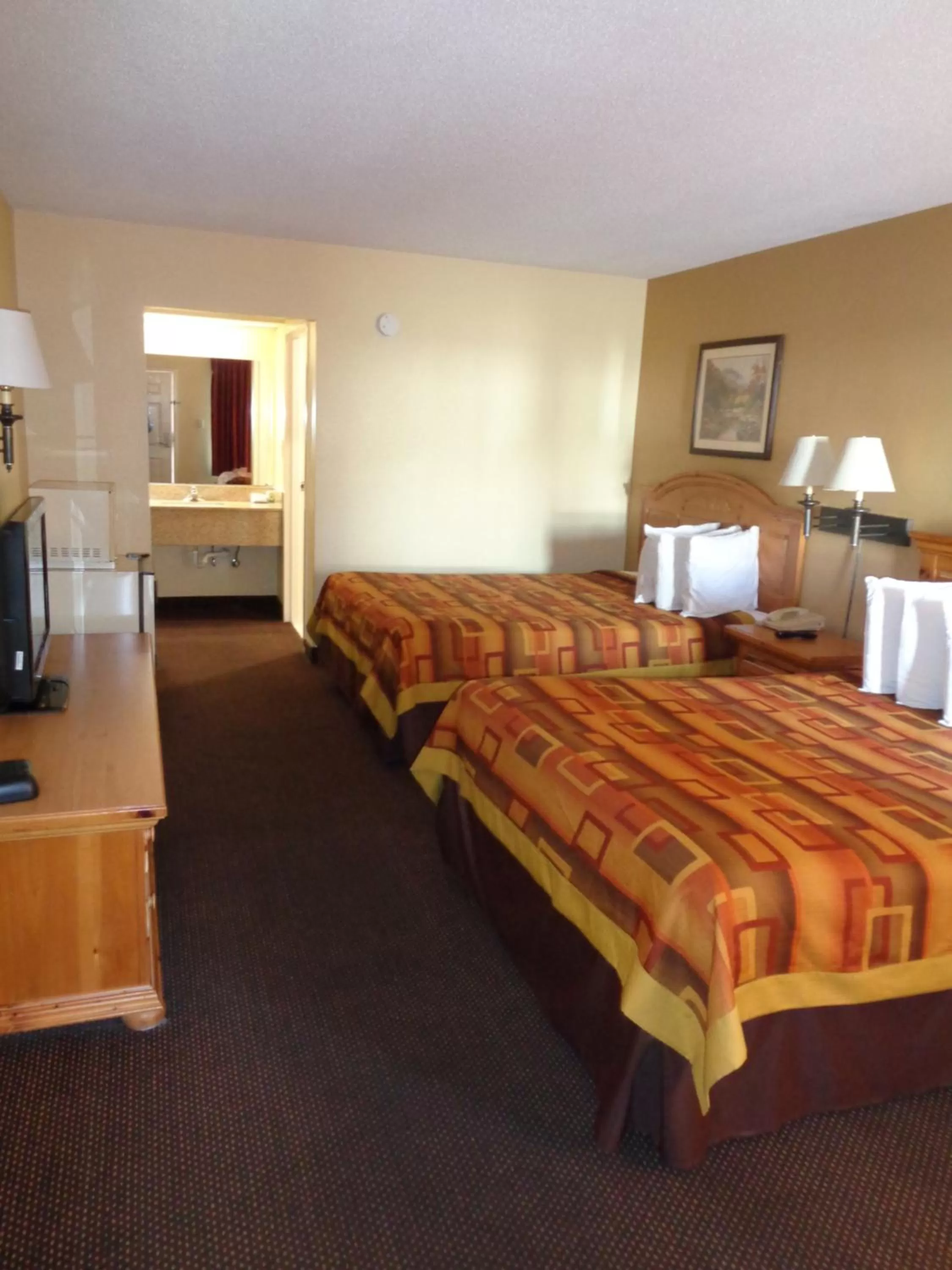 Photo of the whole room, Bed in Clarksville Inn