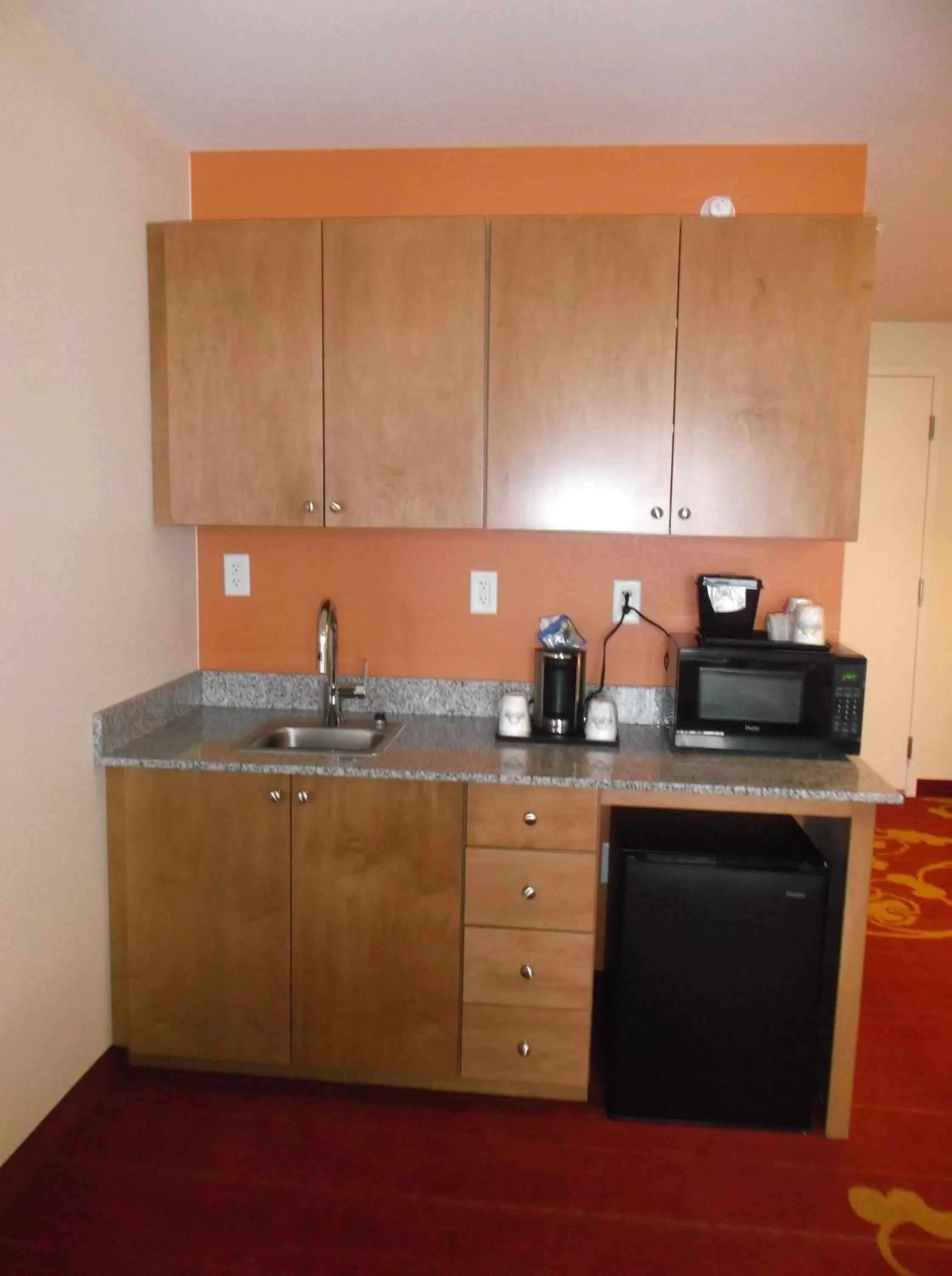 Kitchen or kitchenette in Days Inn & Suites by Wyndham Caldwell