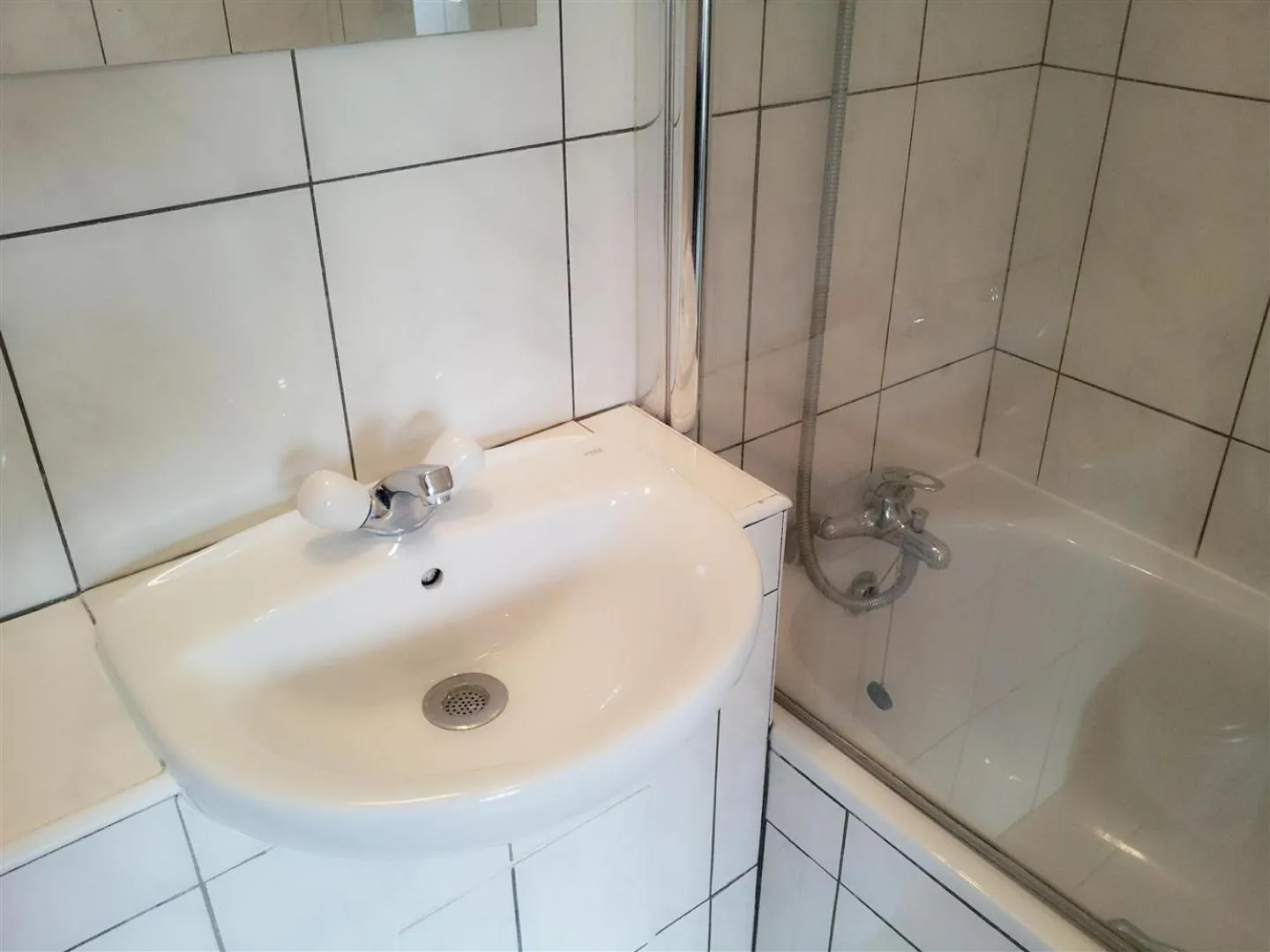 Bathroom in West Cromwell Hotel