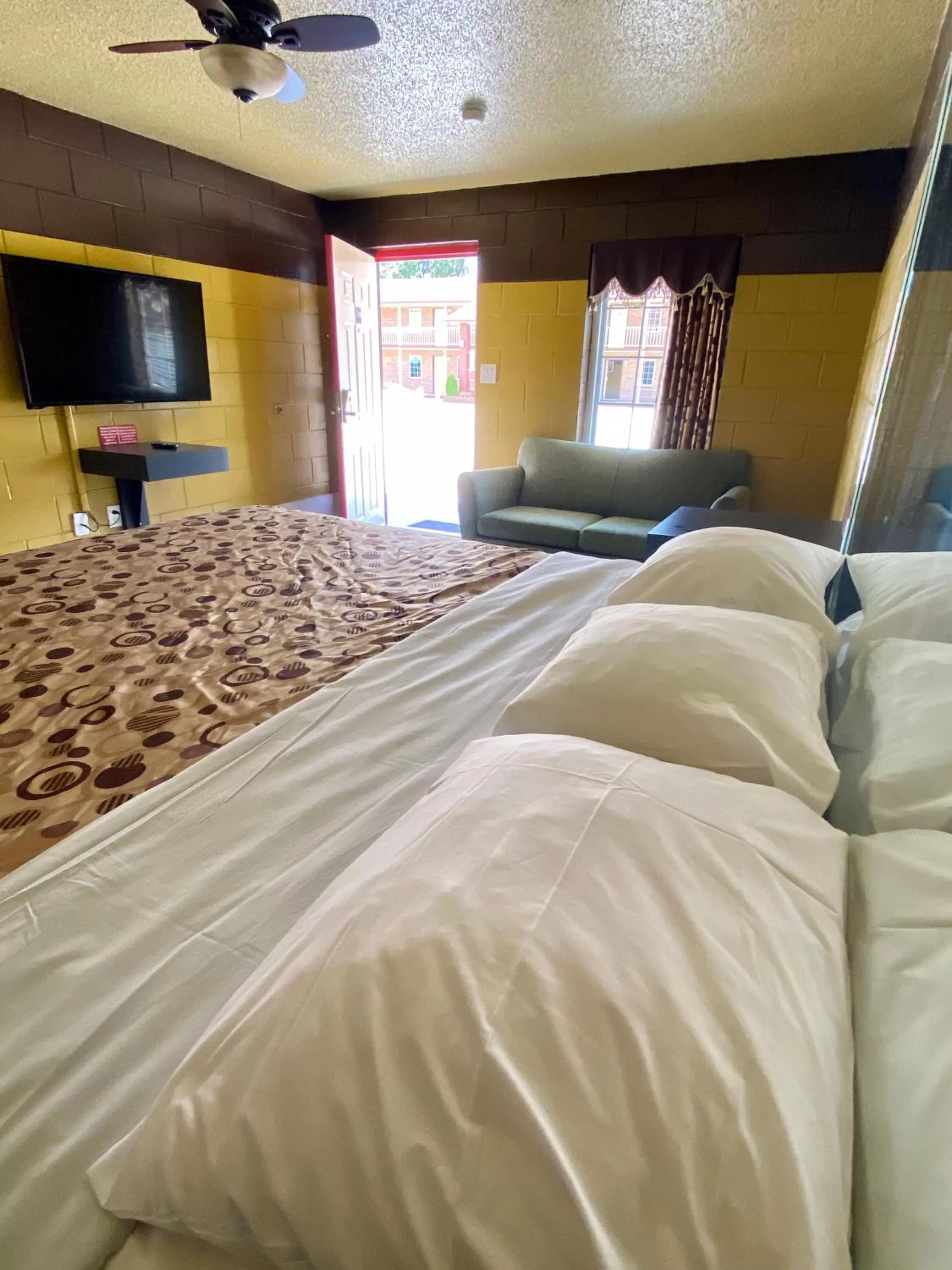 Bed in Savannah Inn and Suites Savannah Port Area