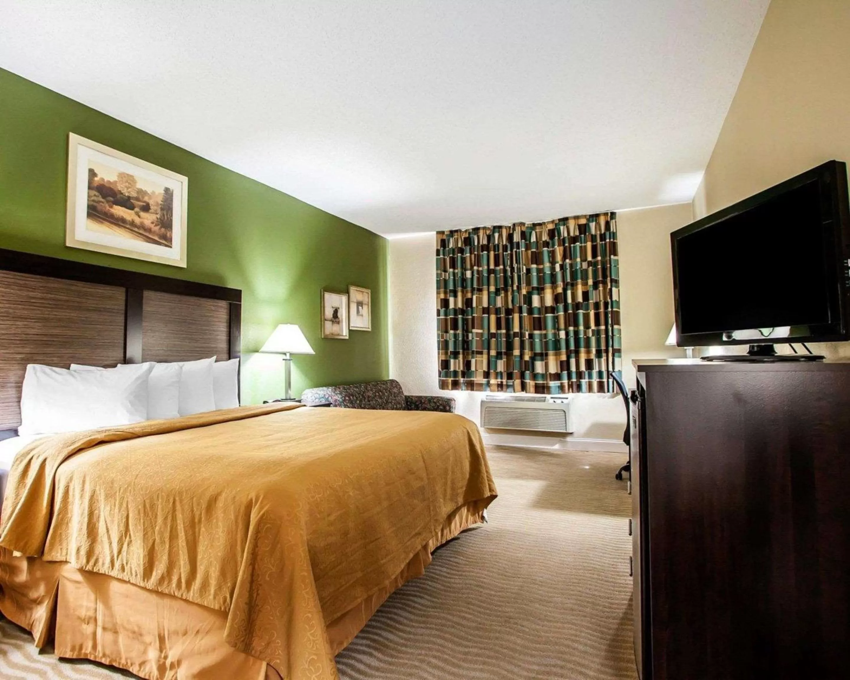 Photo of the whole room, Bed in Quality Inn & Suites Champaign North - Urbana