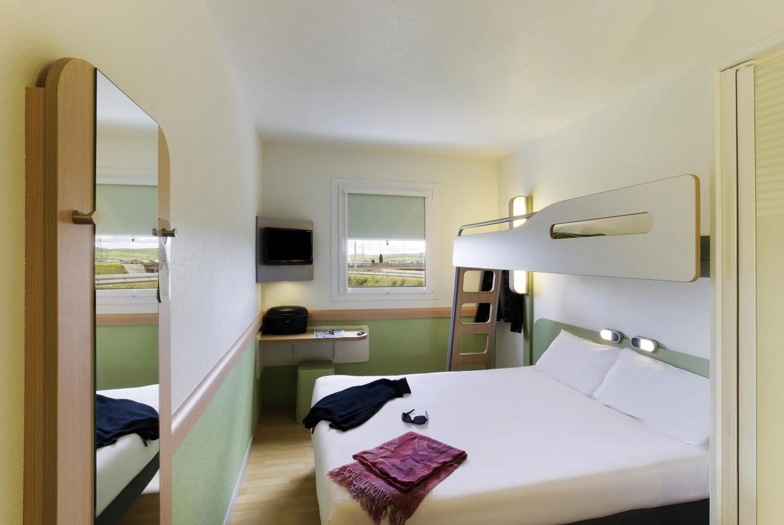 Photo of the whole room, Bed in Ibis Budget Madrid Vallecas
