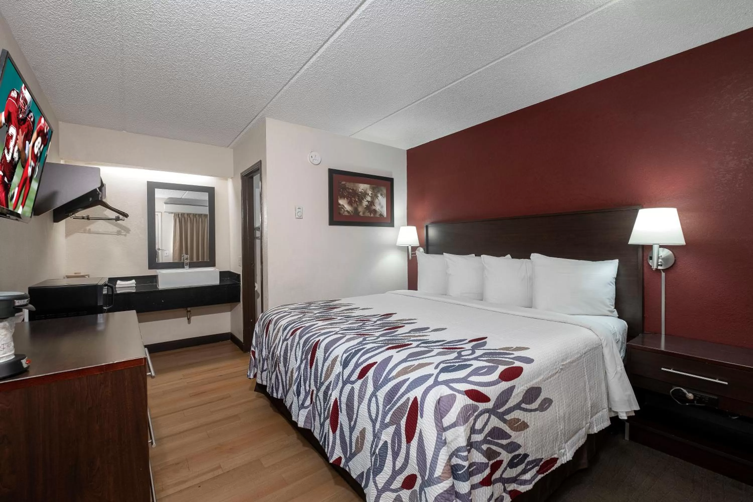 Photo of the whole room, Bed in Red Roof Inn Champaign - University