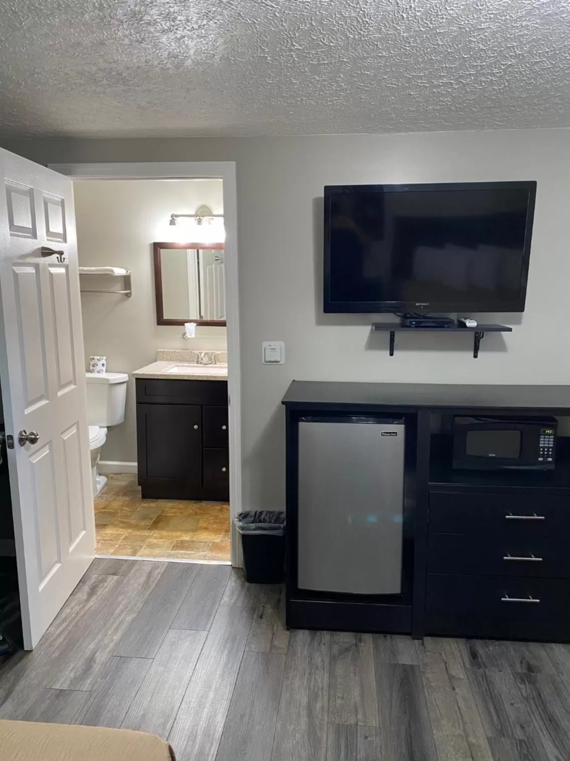 TV/Entertainment Center in The New Lantern Motel