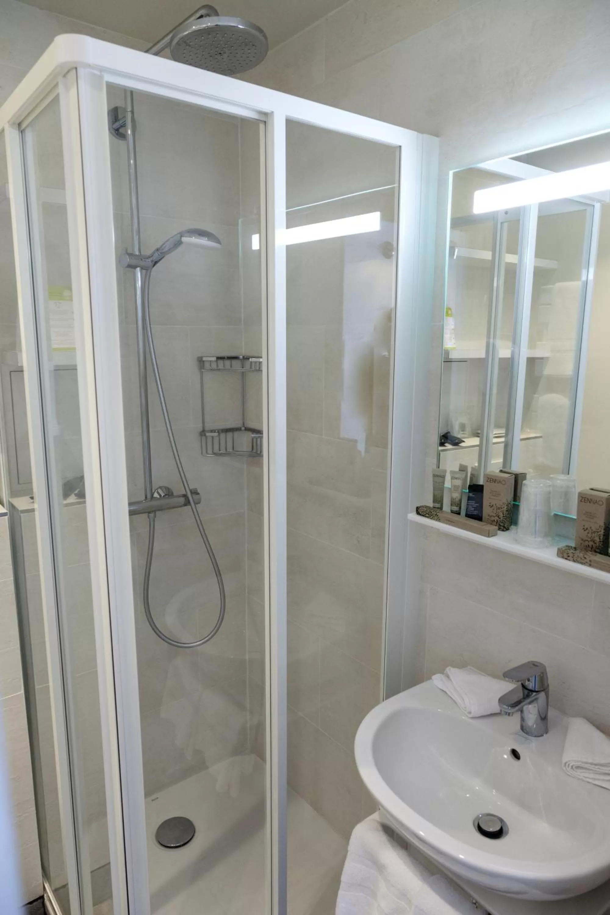 Bathroom in HOTEL DE PARIS MONTPARNASSE