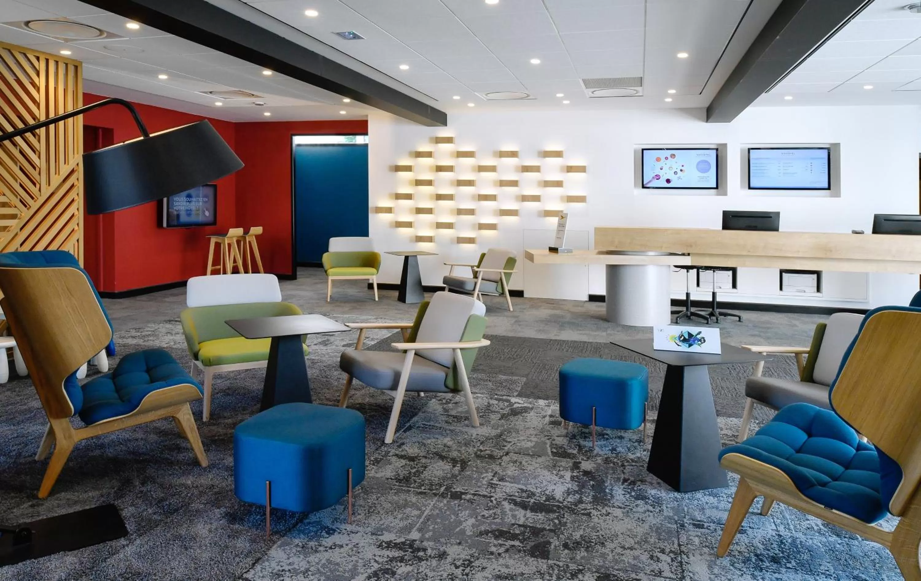Lobby or reception in Novotel Caen Côte de Nacre