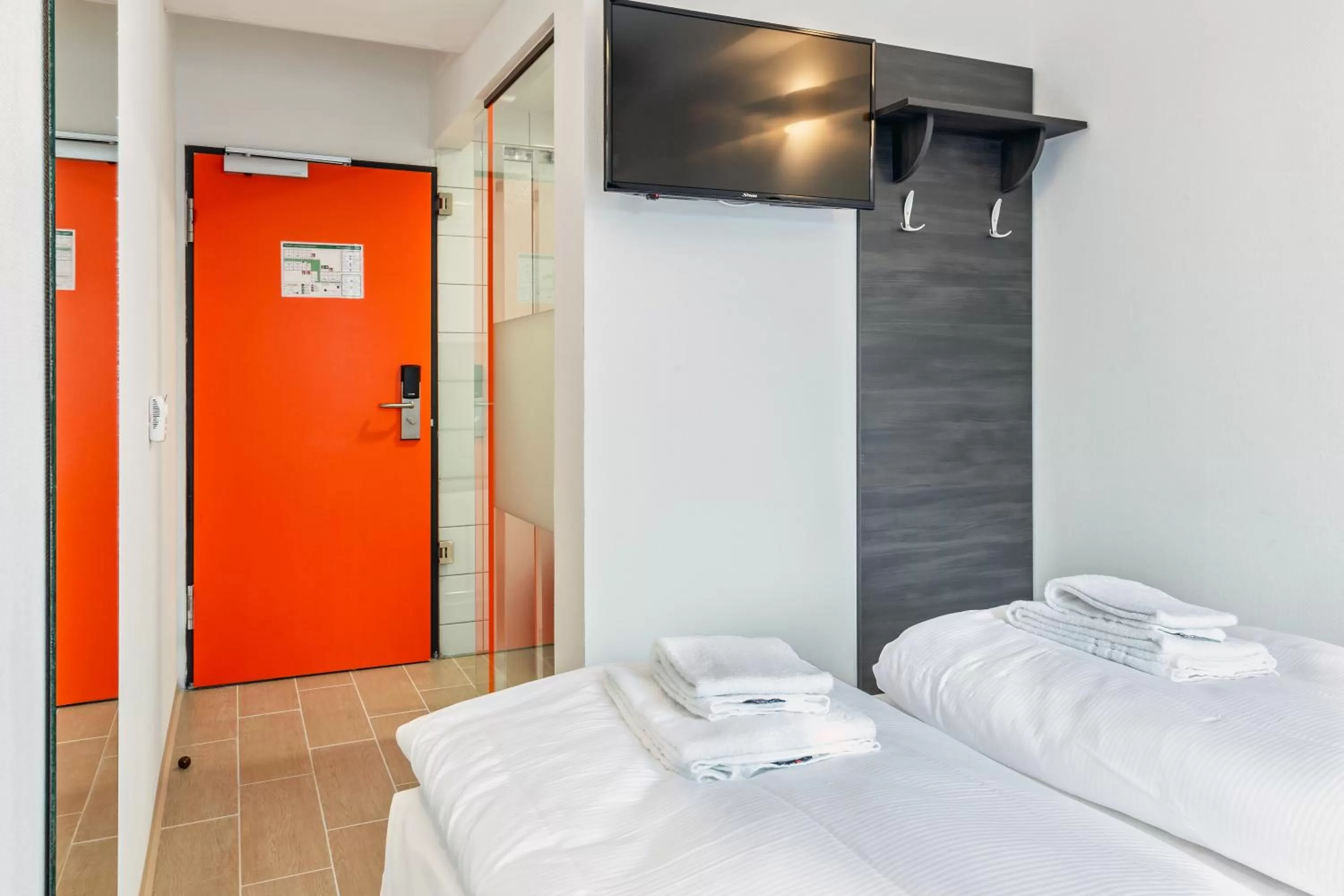 TV and multimedia, Bed in Augustus Hotel Bernkastel - Comfortable Budget Hotel