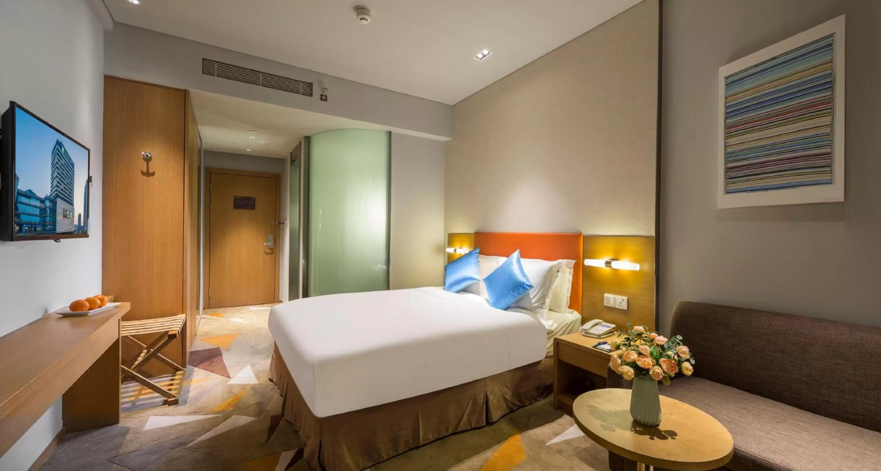 Photo of the whole room, Bed in Holiday Inn Express Suzhou New District by IHG