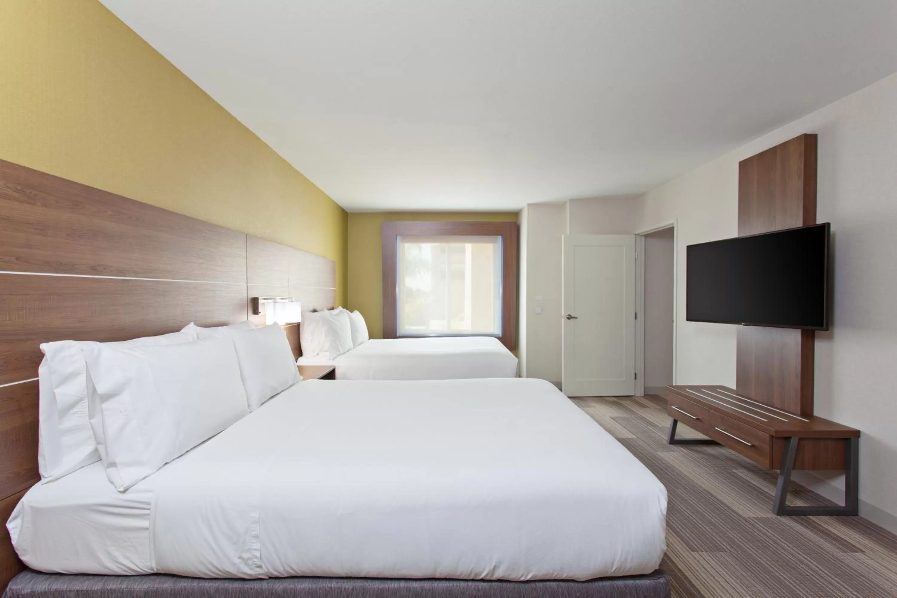 Bed in Holiday Inn Express & Suites Pasadena - Los Angeles by IHG