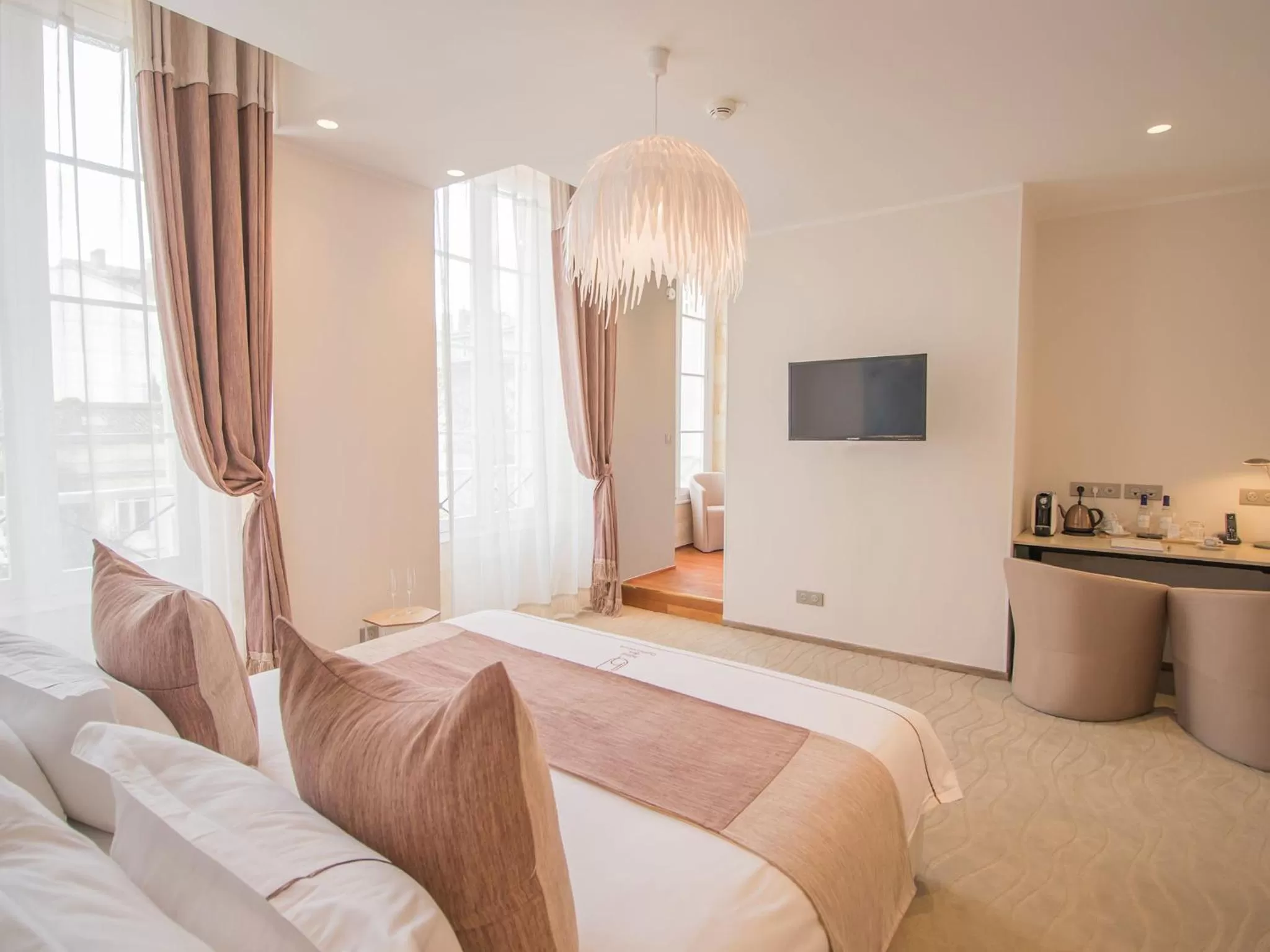 Photo of the whole room, Seating Area in Hotel des Quinconces Bordeaux Centre