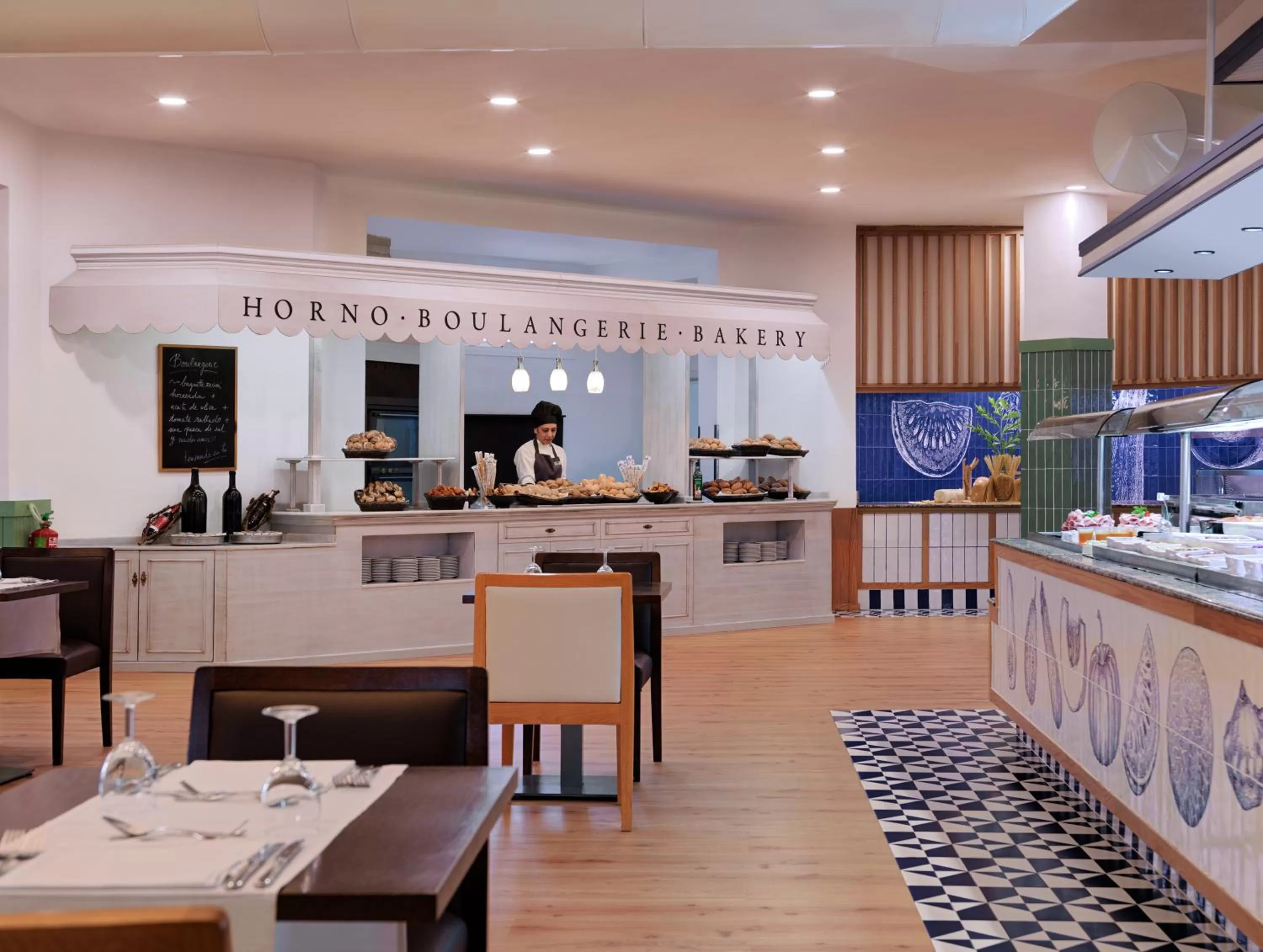 Restaurant/places to eat in H10 Las Palmeras