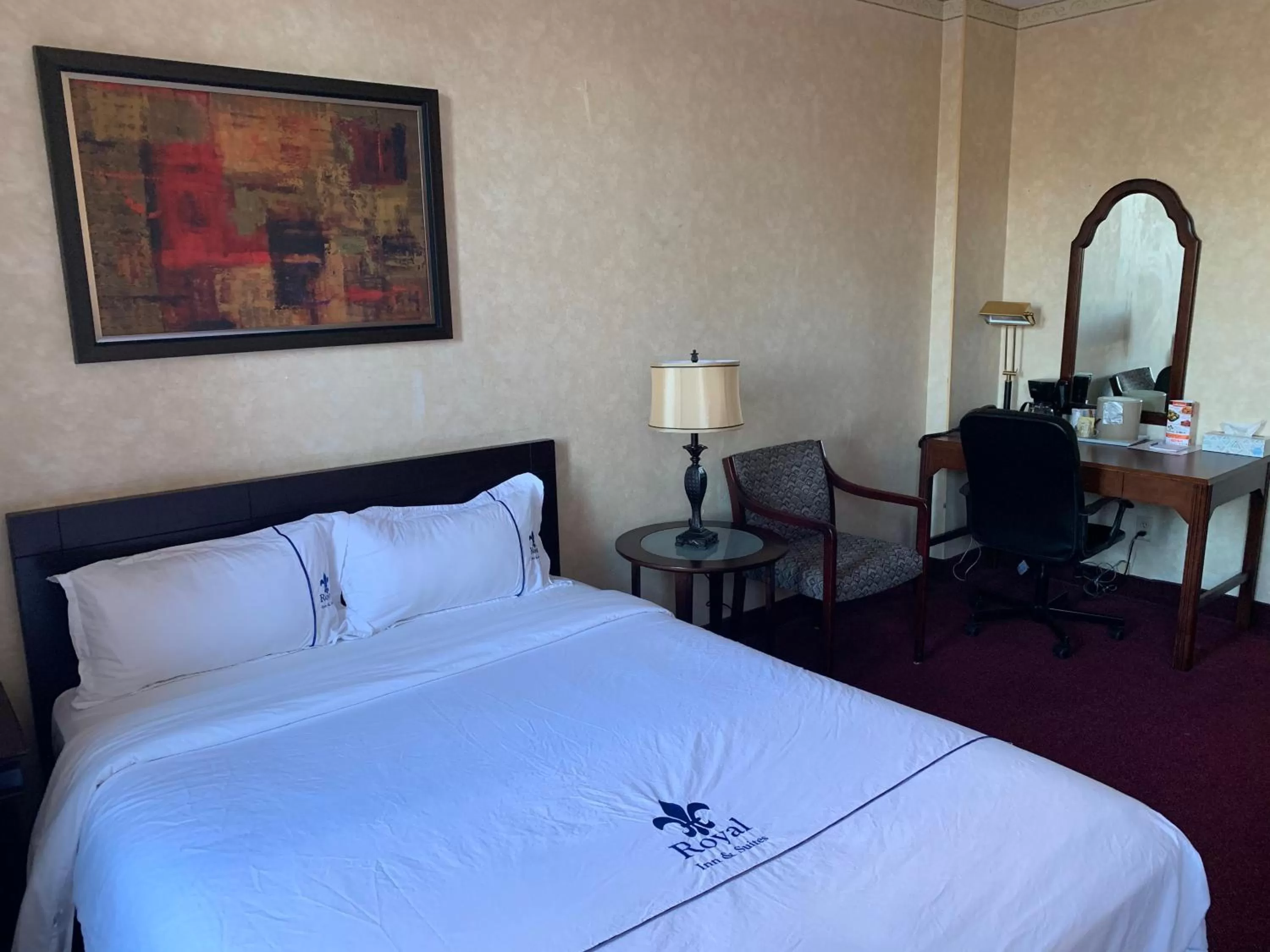 Bedroom, Bed in Royal Inn and Suites at Guelph