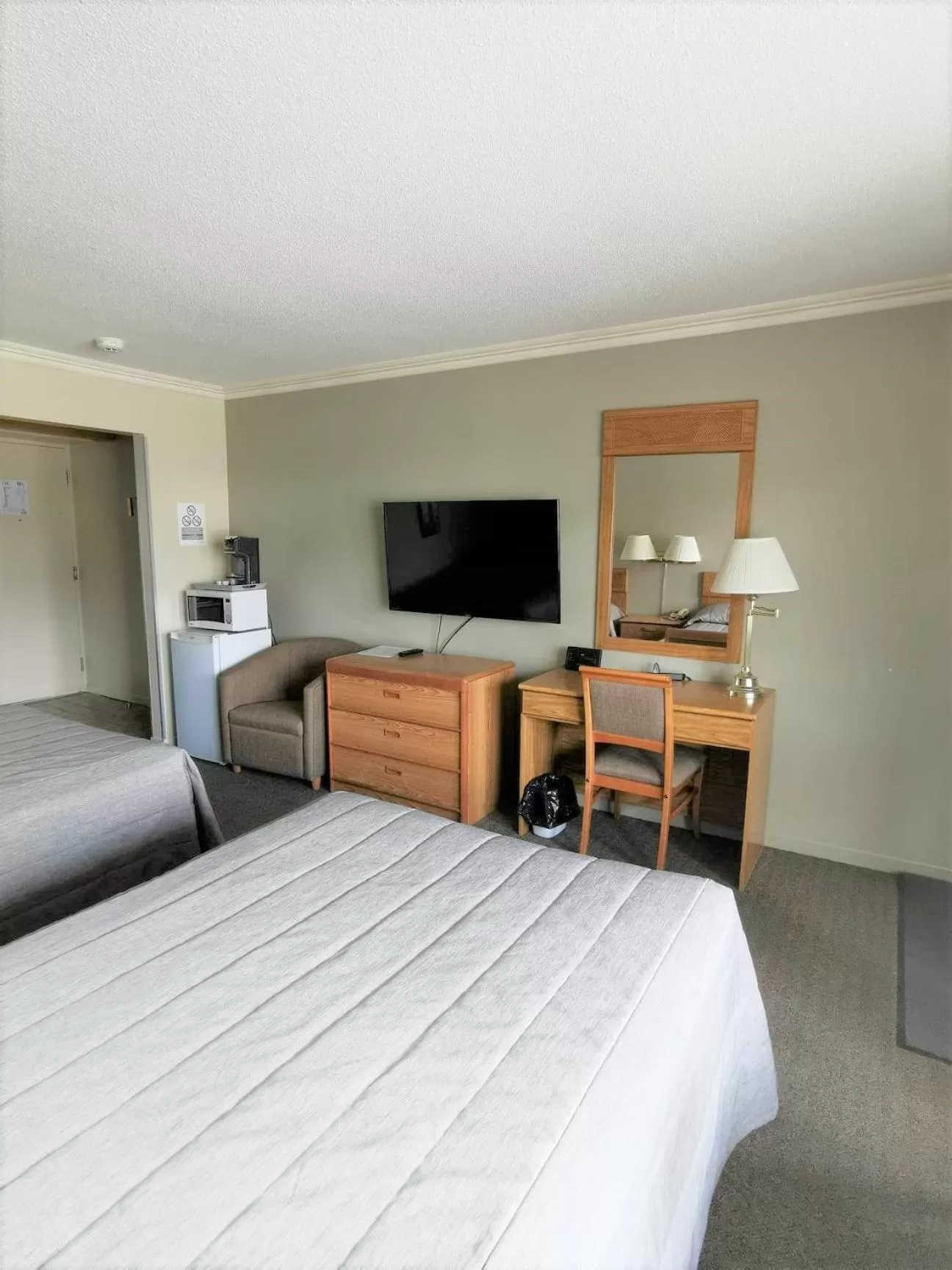 Photo of the whole room, Bed in Motel Le Voyageur