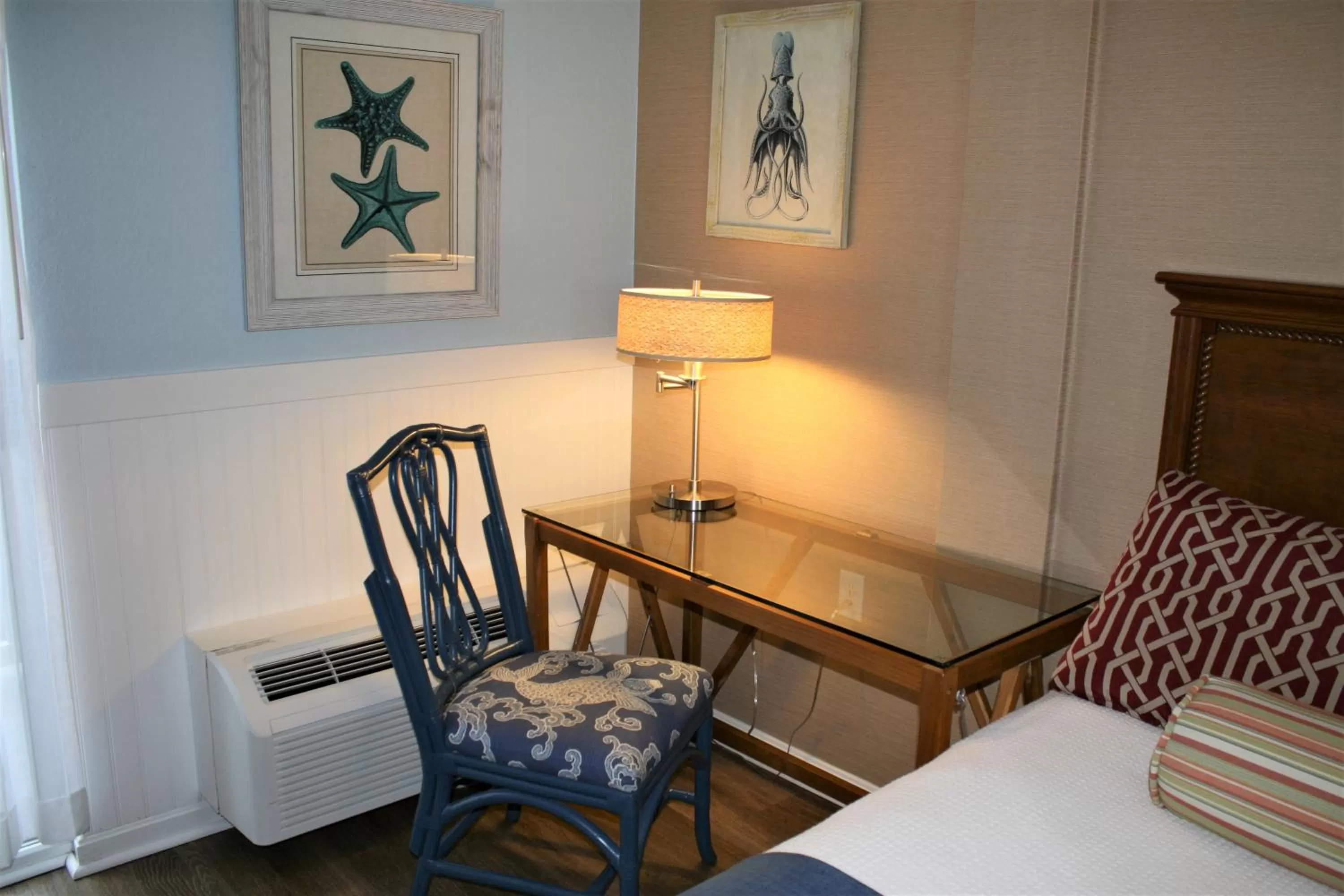 Seating area, Bed in Avenue Inn & Spa