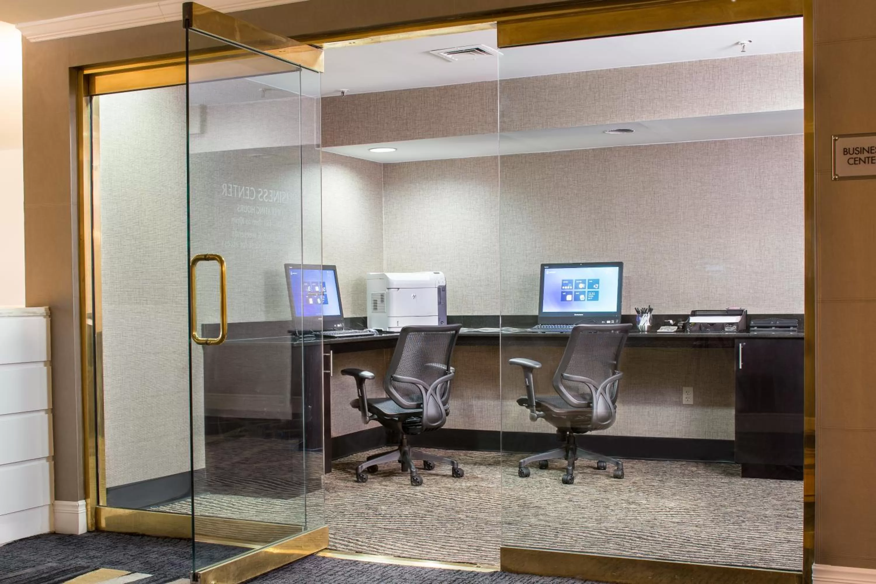 Business facilities in DoubleTree by Hilton New York-LaGuardia