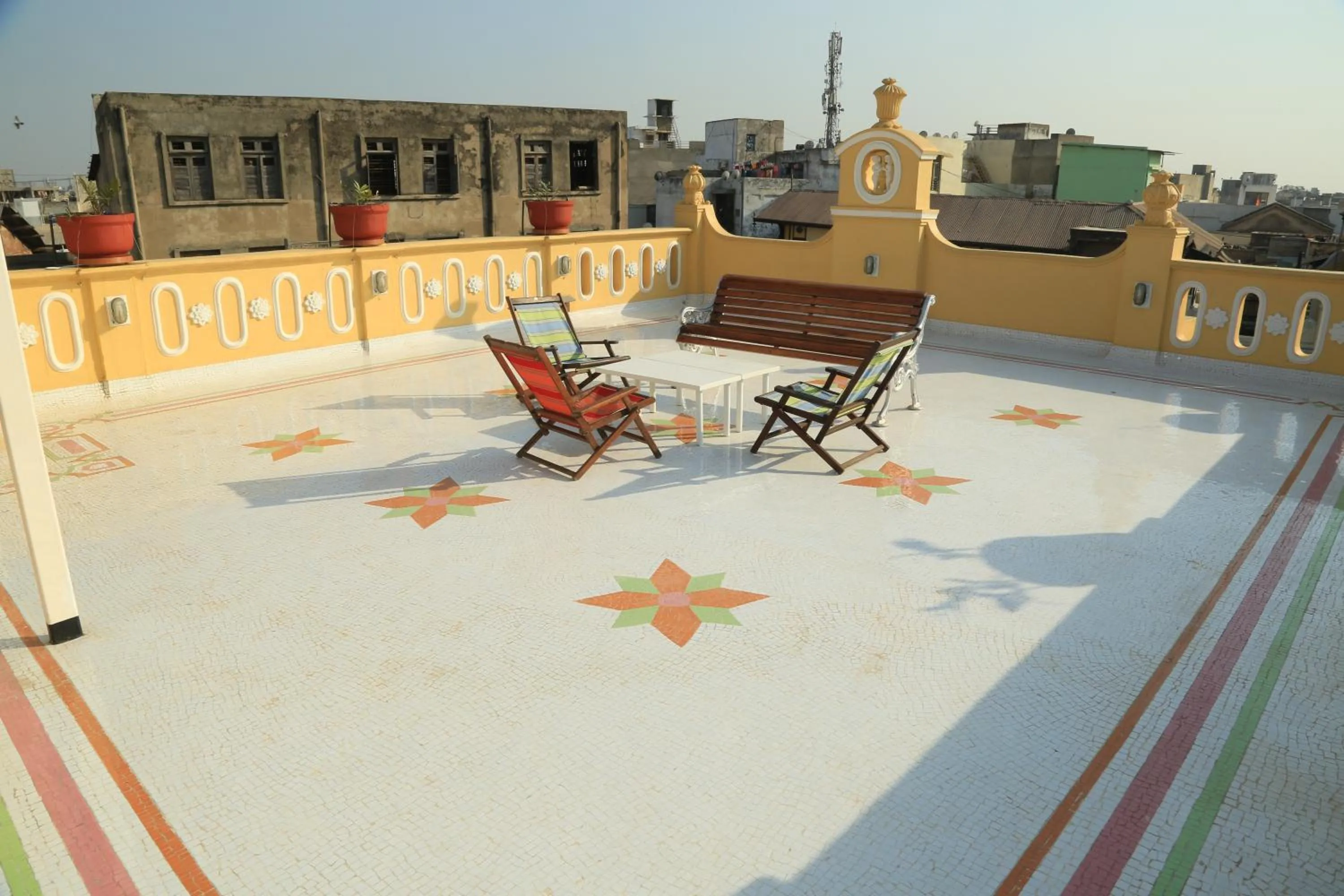 Balcony/Terrace in Mangaldas Ni Haveli II by The House of MG