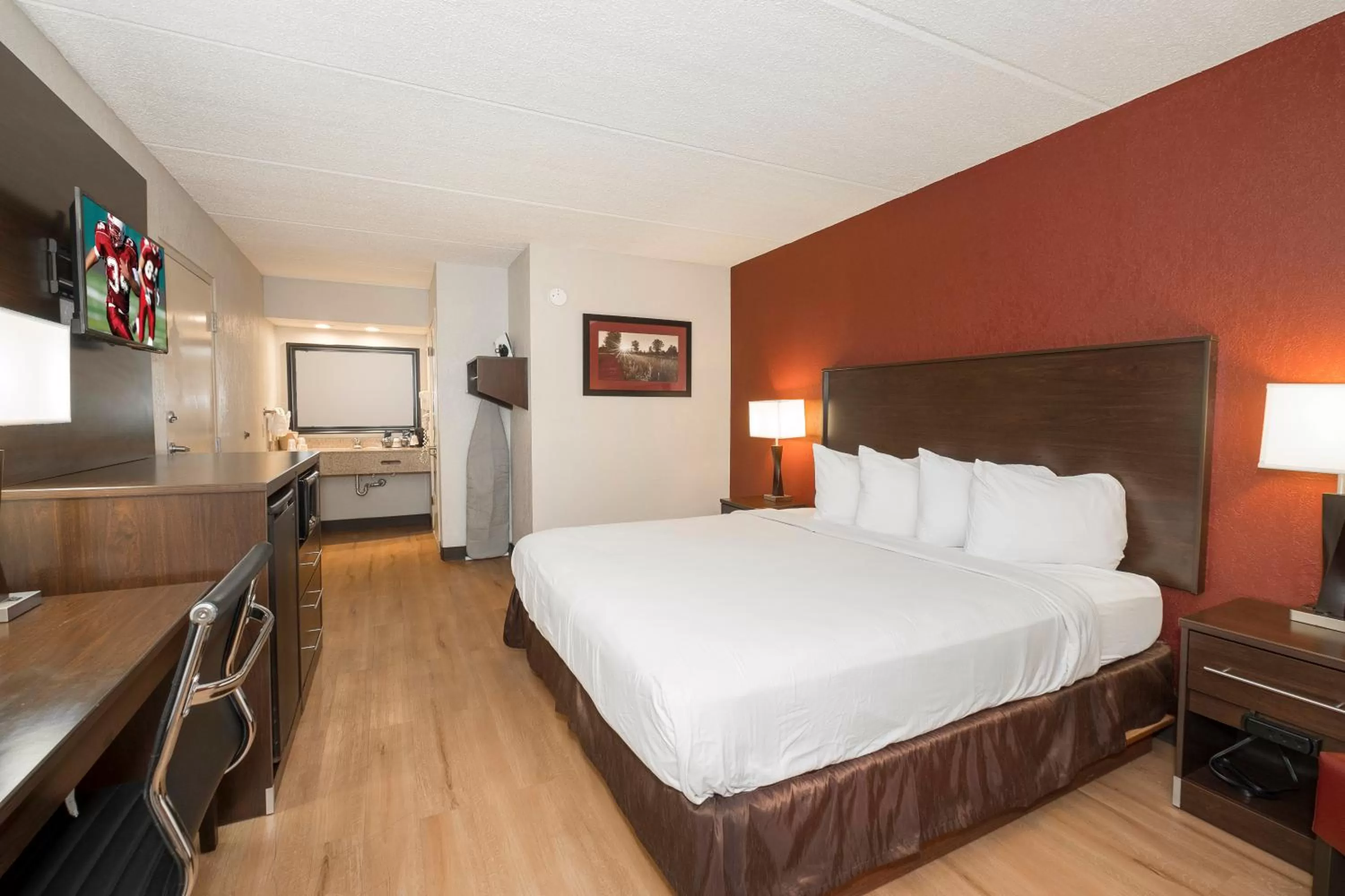 Photo of the whole room, Bed in Red Roof Inn Mobile North – Saraland