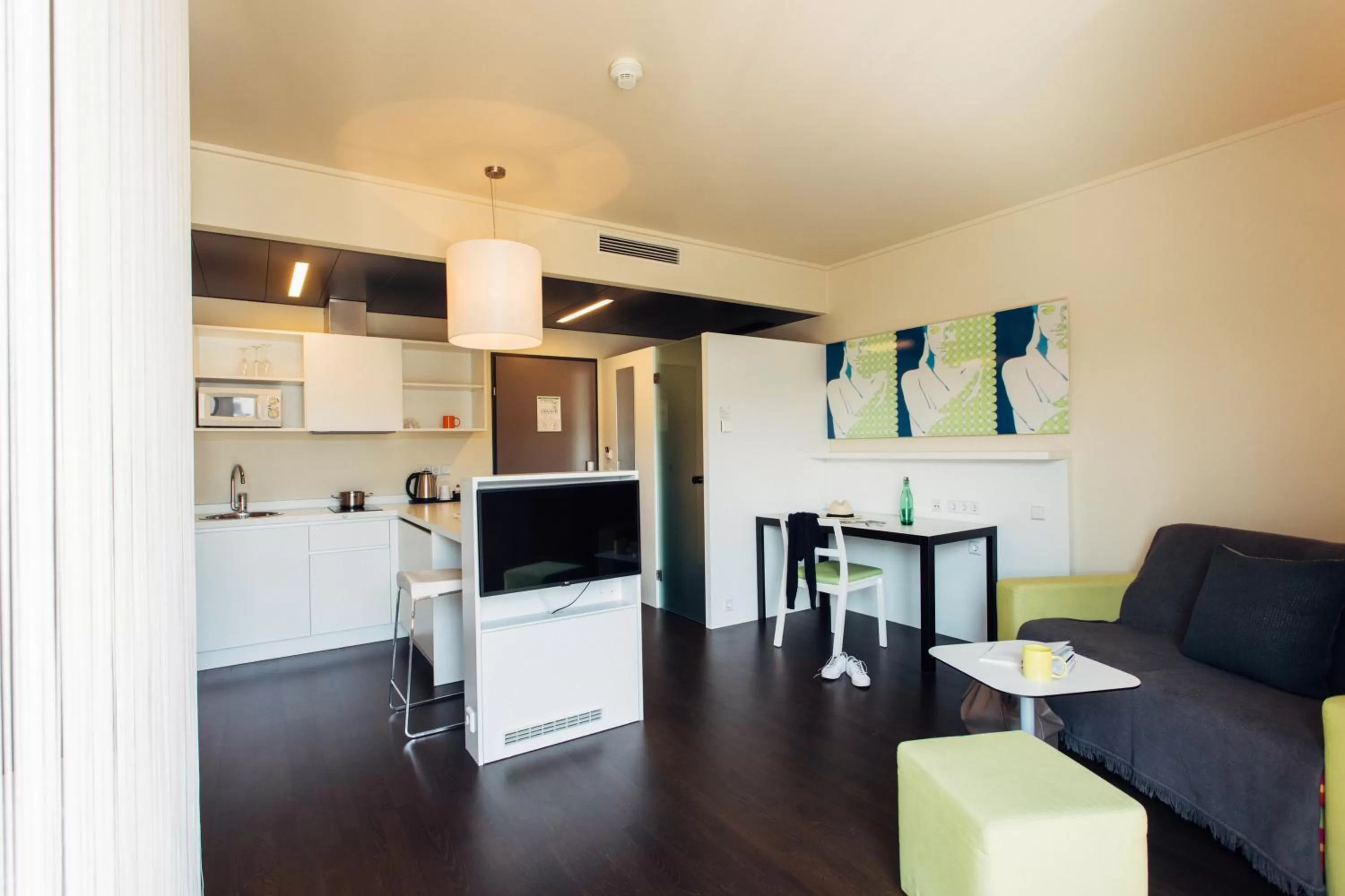 Kitchen or kitchenette in harry's home Linz-Urfahr hotel & apartments