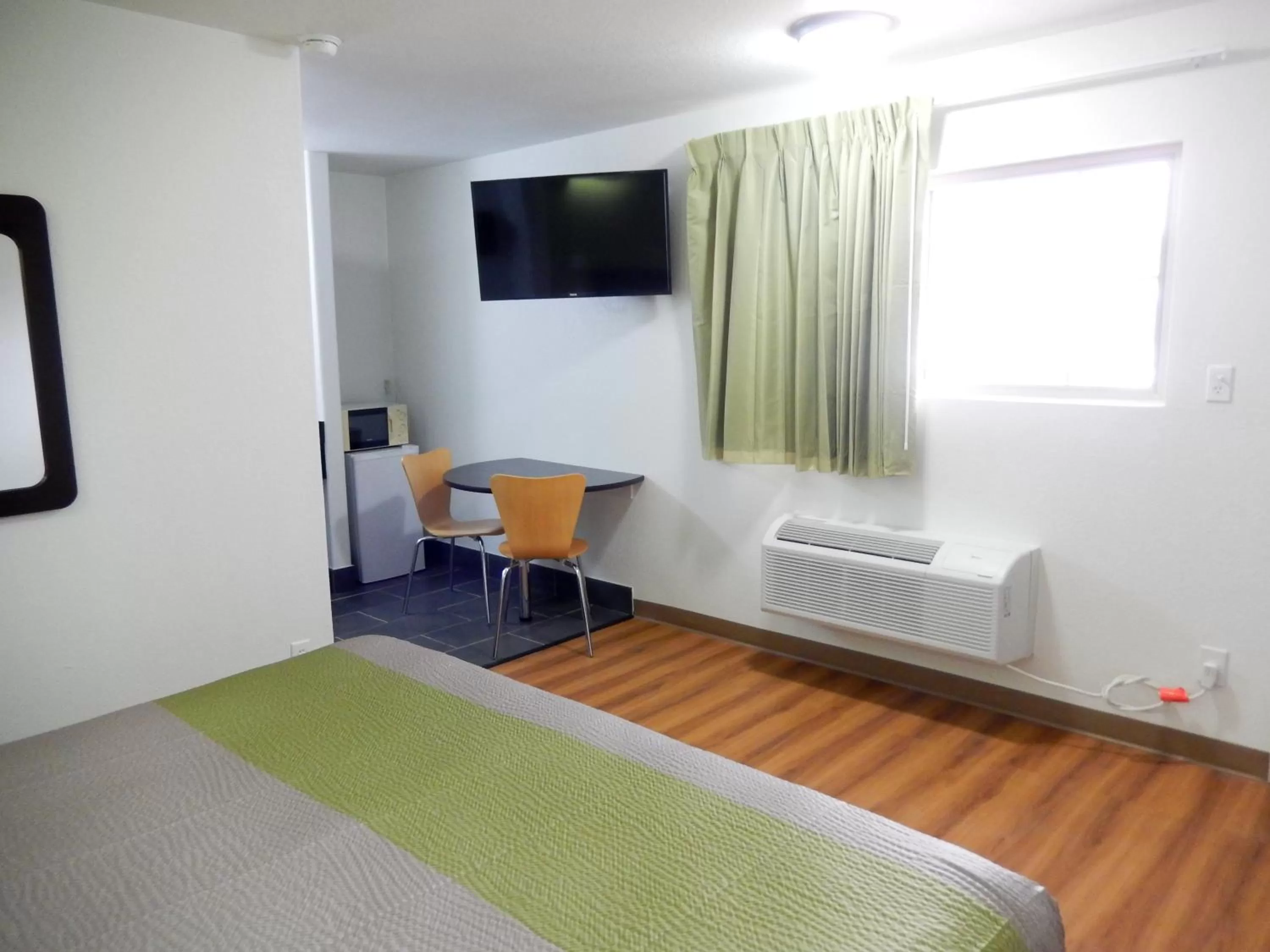 Bedroom, Bed in Motel 6-Childress, TX