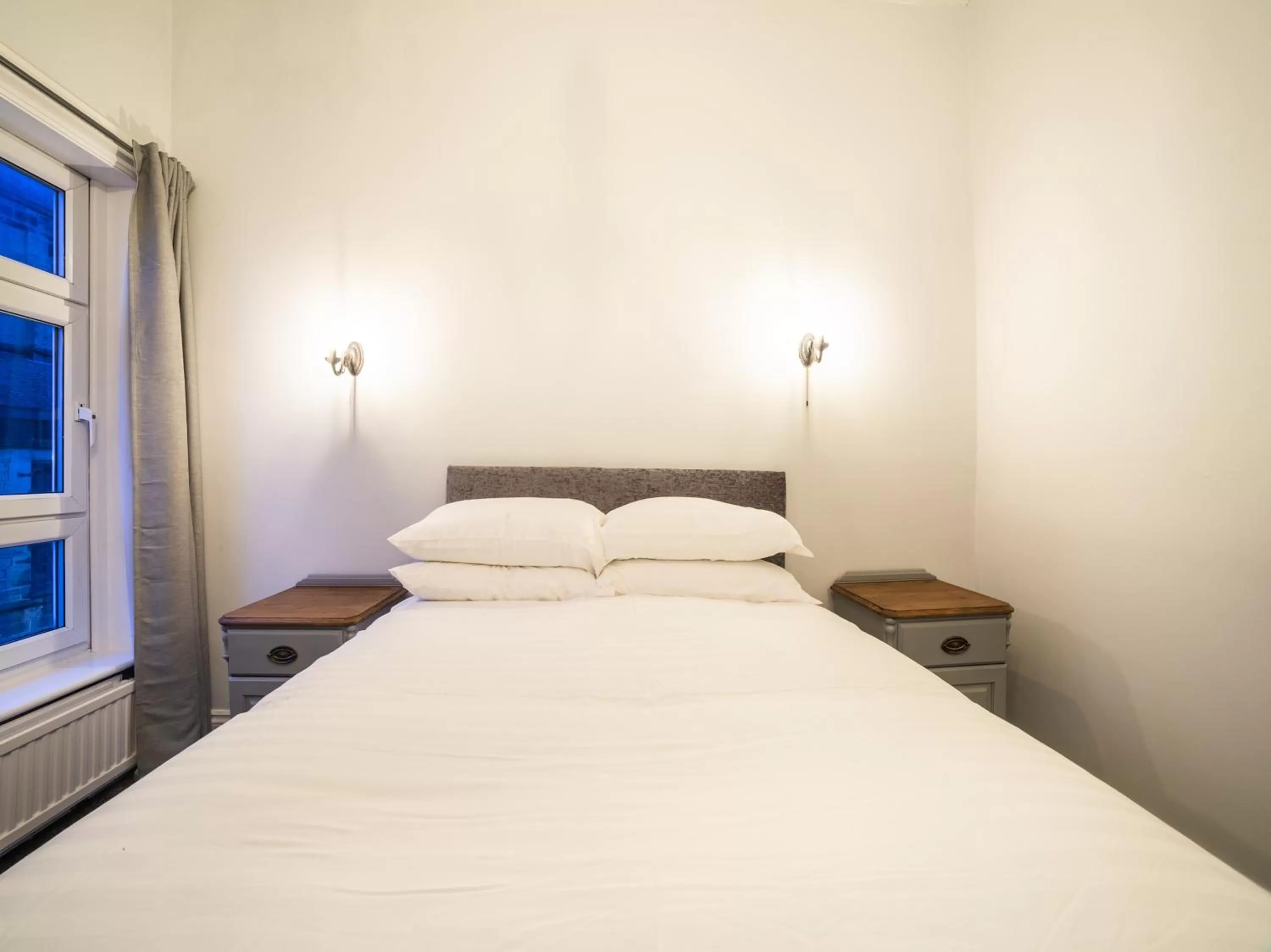 Bedroom, Bed in Churchill's Hotel