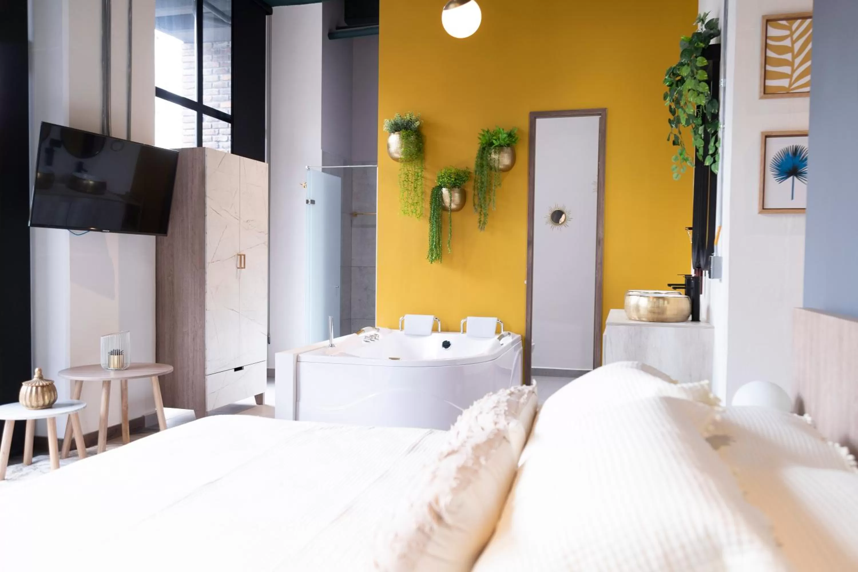 Photo of the whole room, Bed in Royal Living Poblado