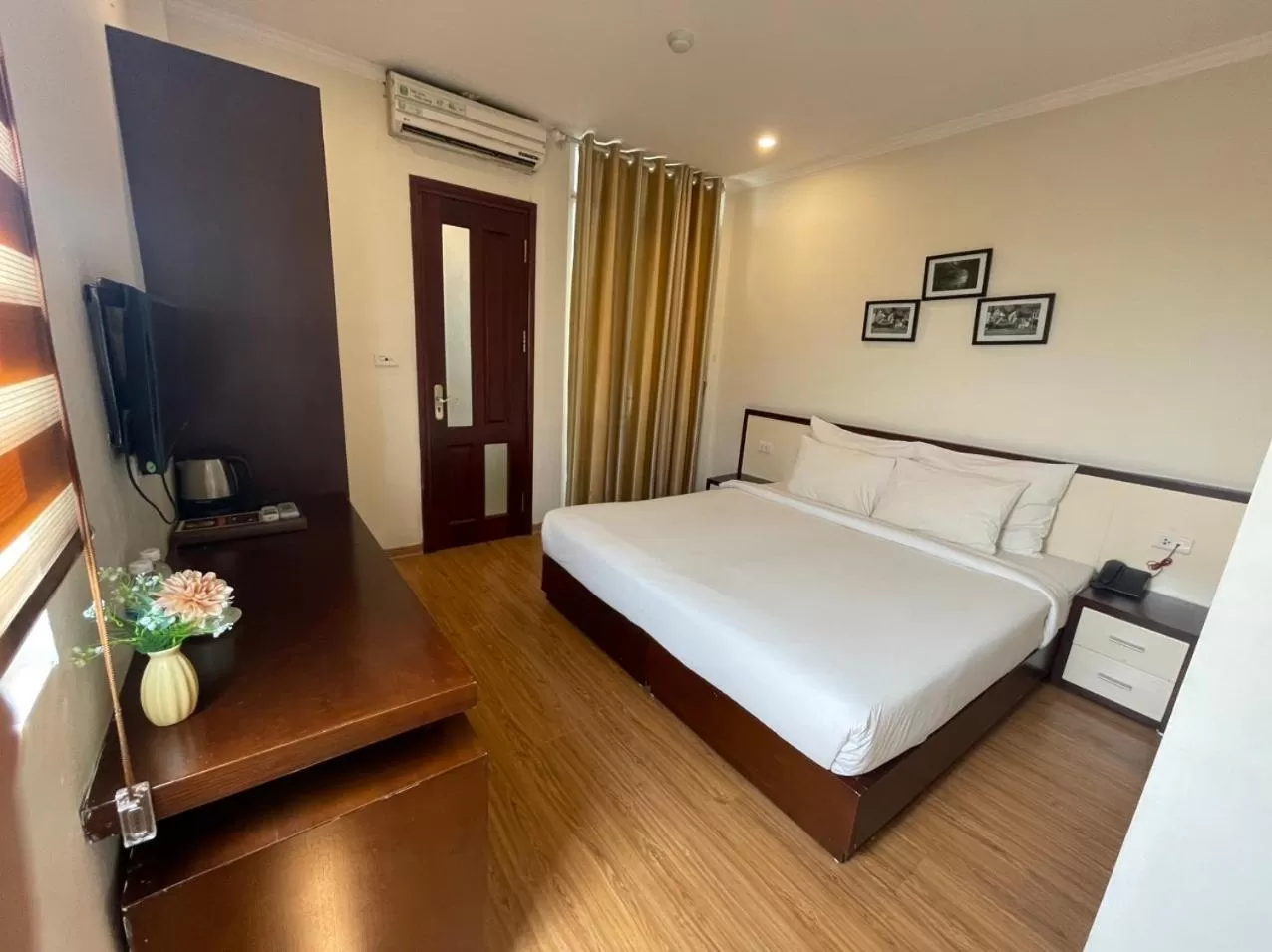 Property building, Bed in Rising Dragon Hotel