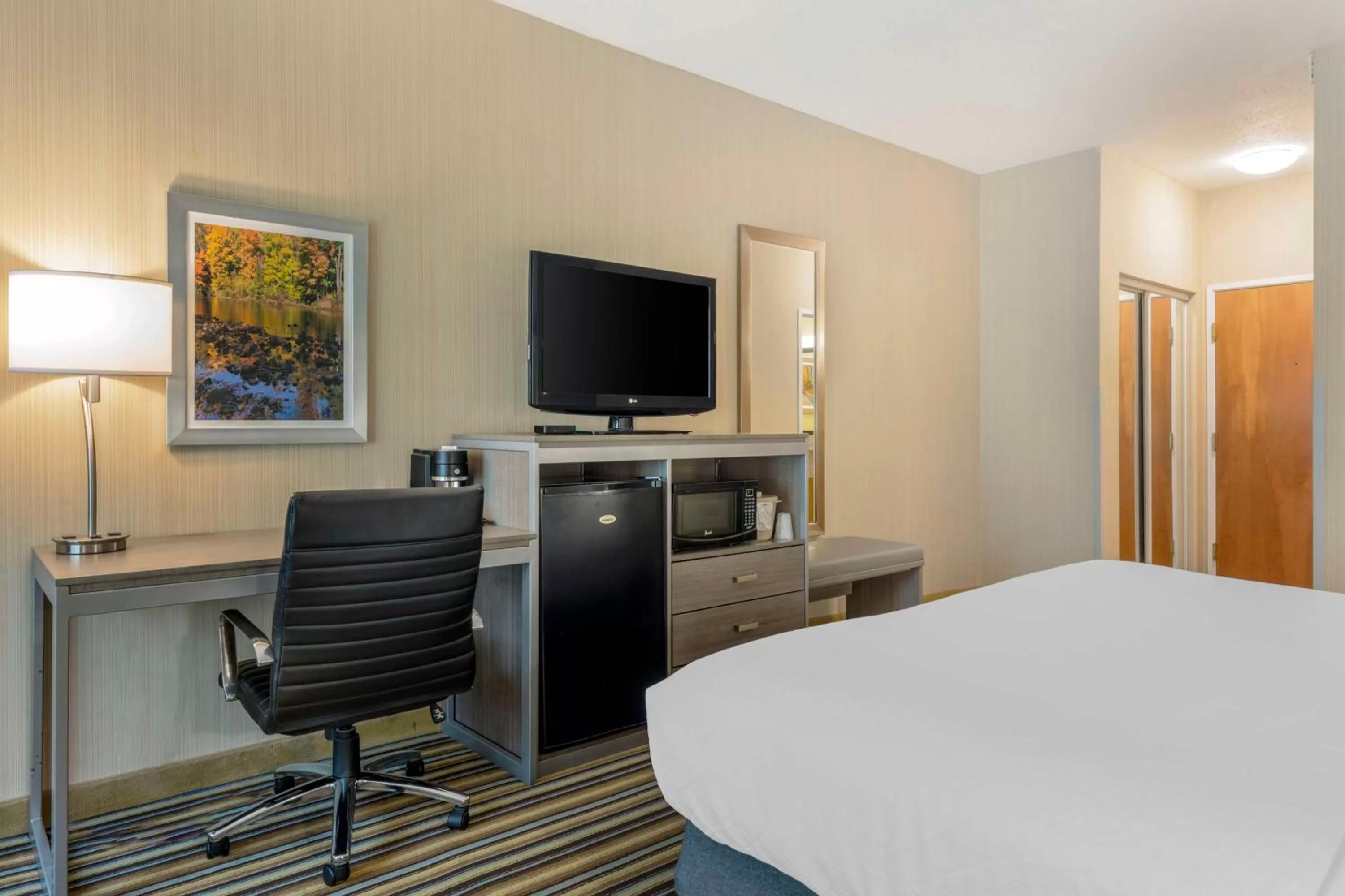 Bedroom, Bed in Best Western Plus New England Inn & Suites