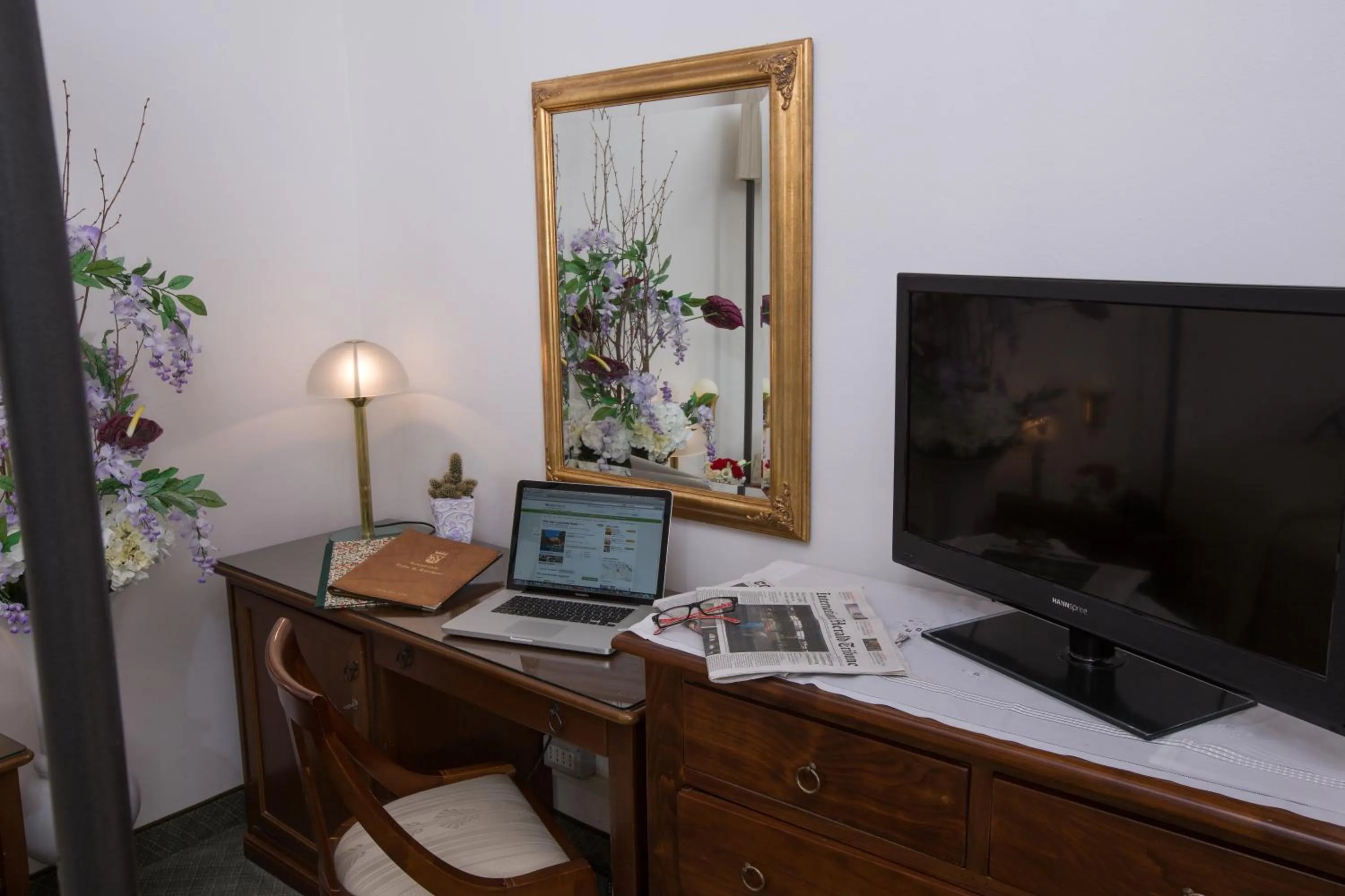 TV and multimedia in Hotel Villa San Lucchese