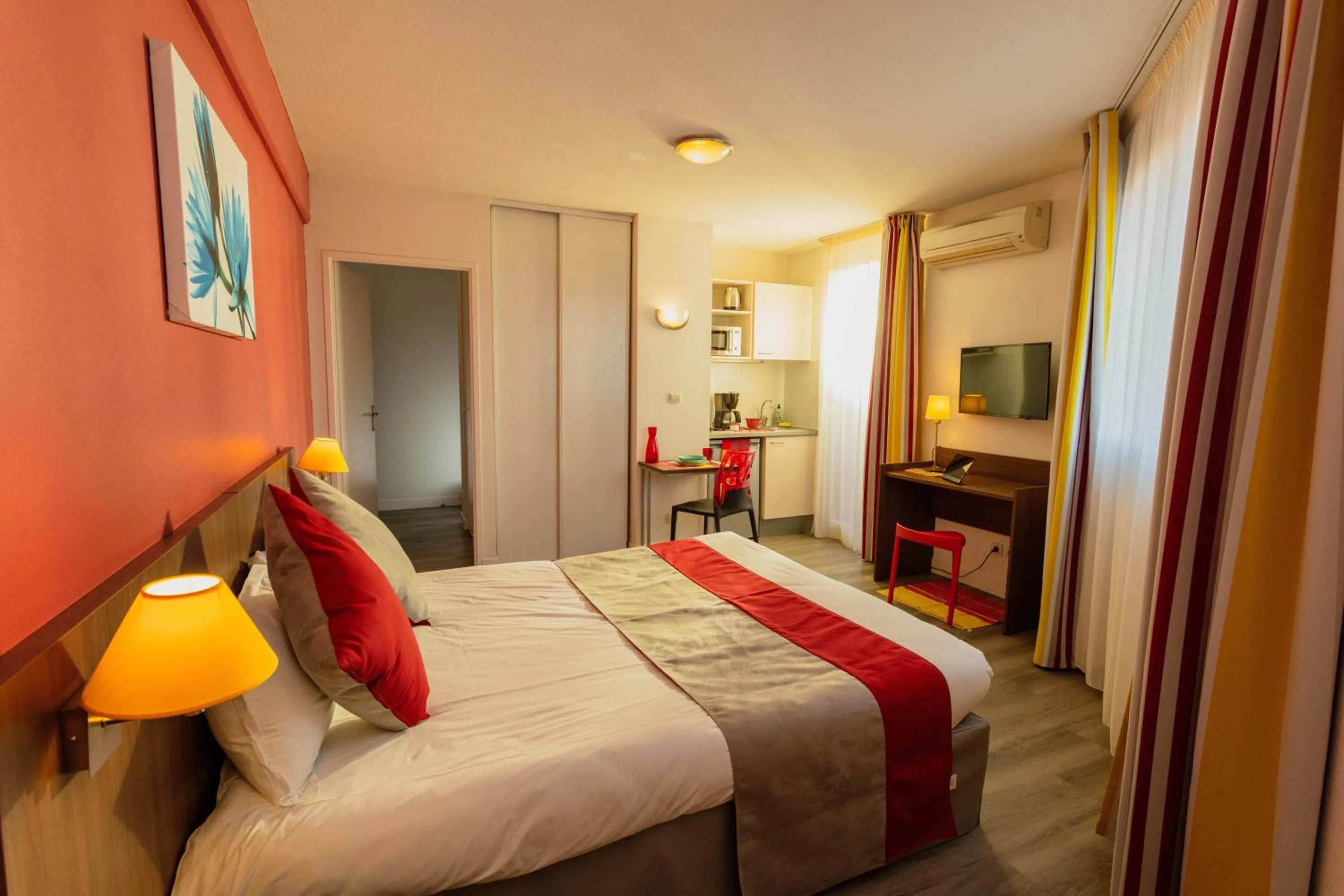 Kitchen or kitchenette, Bed in Appart-Hôtel Mer & Golf City Perpignan Centre