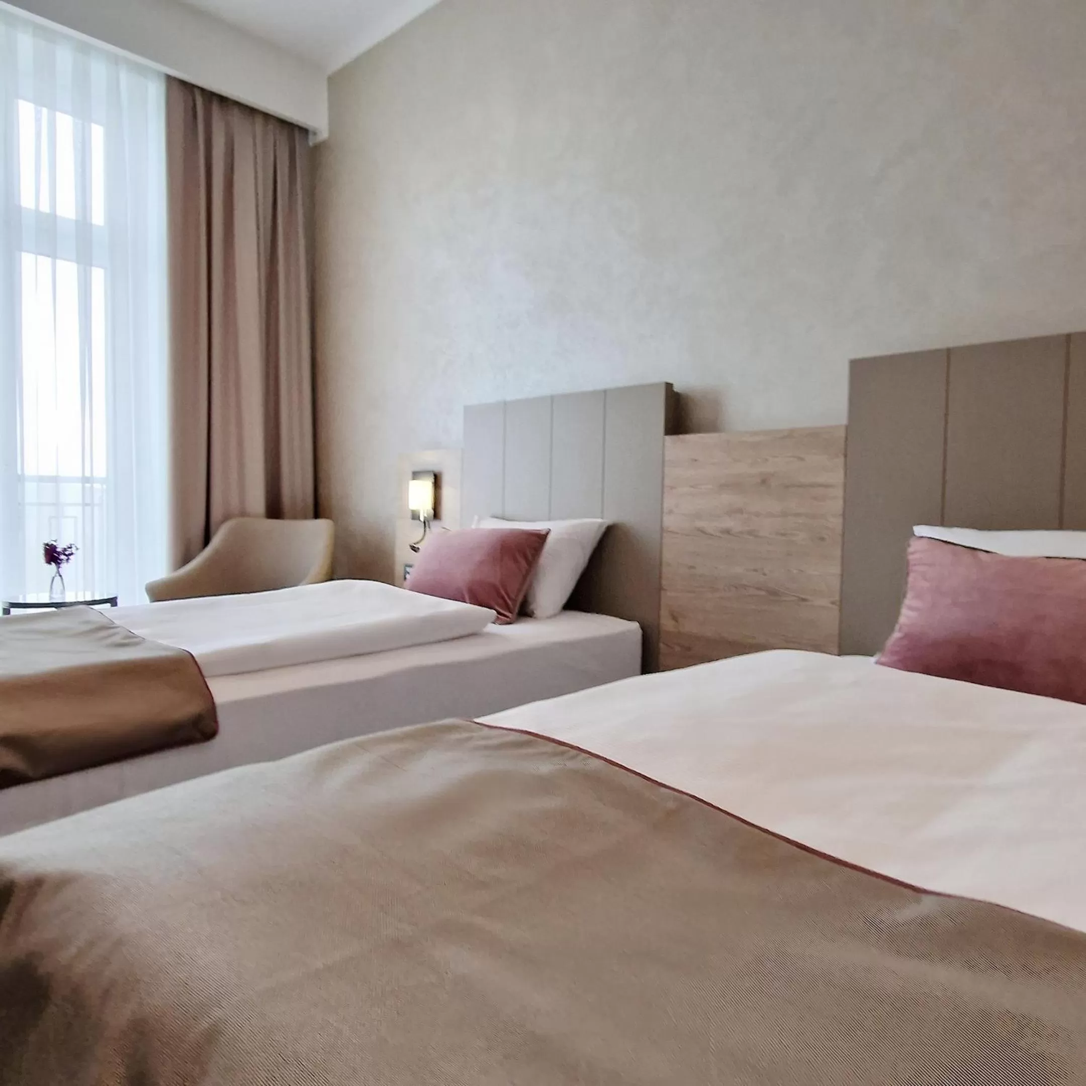 Staff, Bed in Hotel Kaiserhof