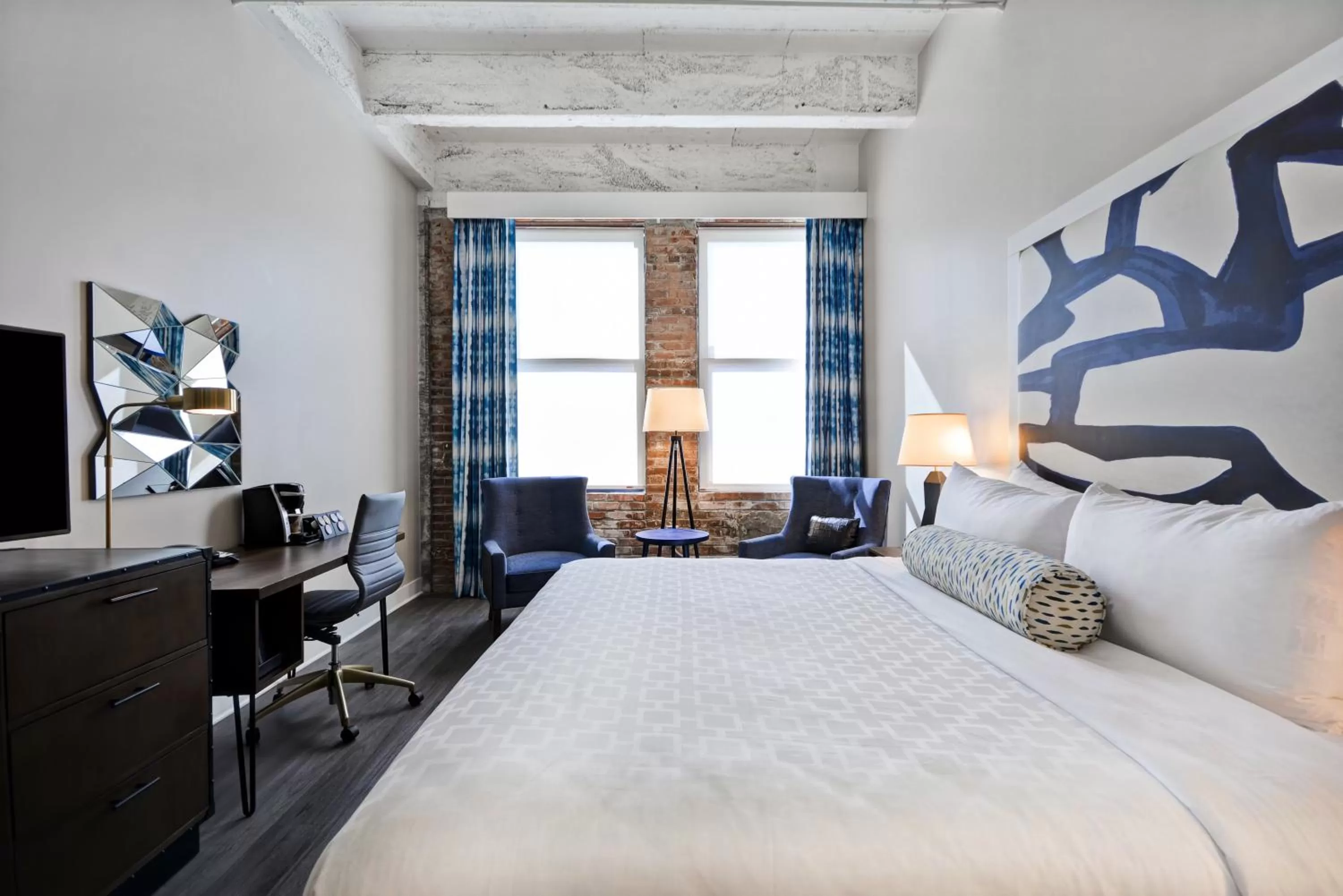 Photo of the whole room, Bed in Hotel Indigo Kansas City - The Crossroads by IHG