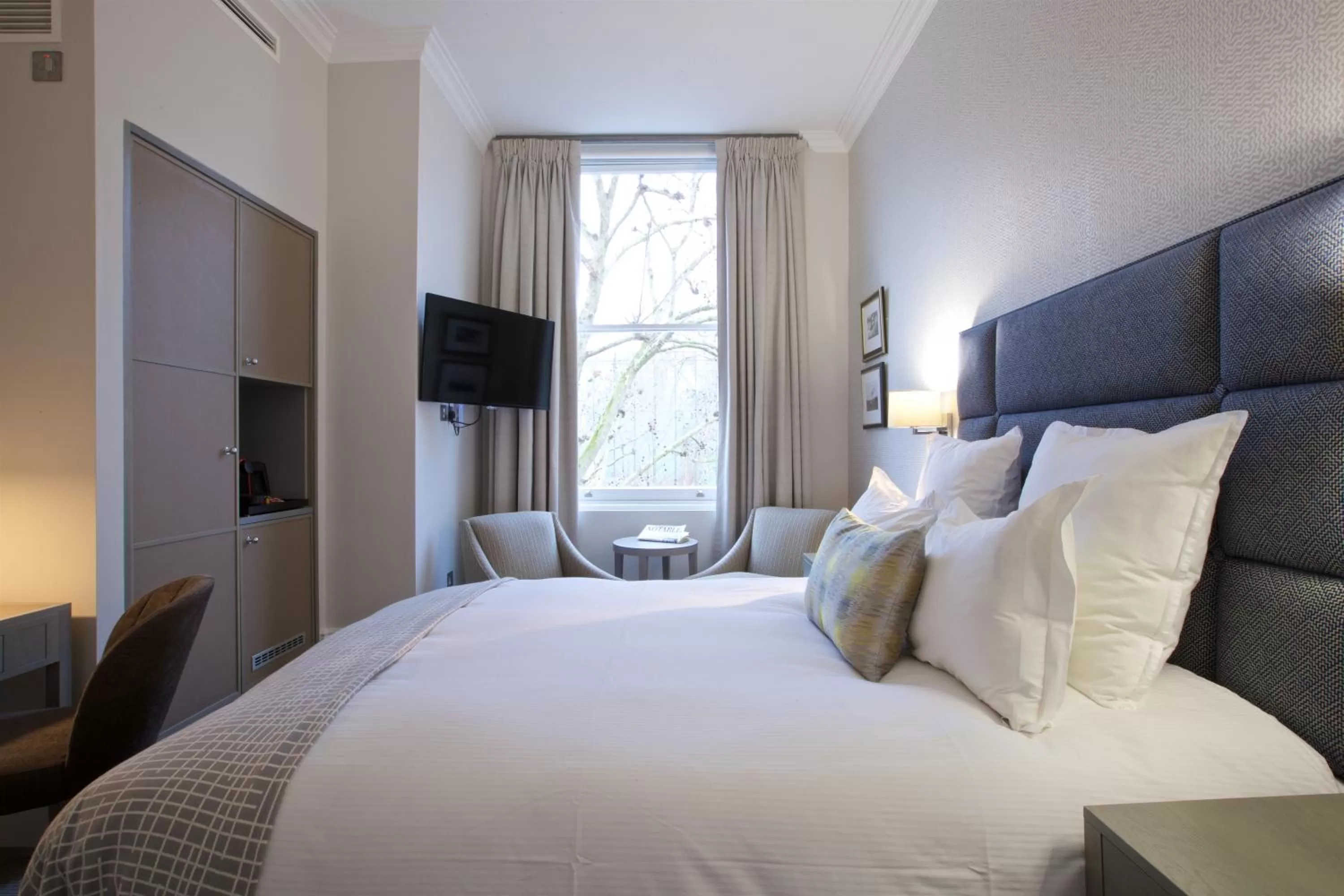 Communal lounge/ TV room, Bed in 54 Queen's Gate Hotel