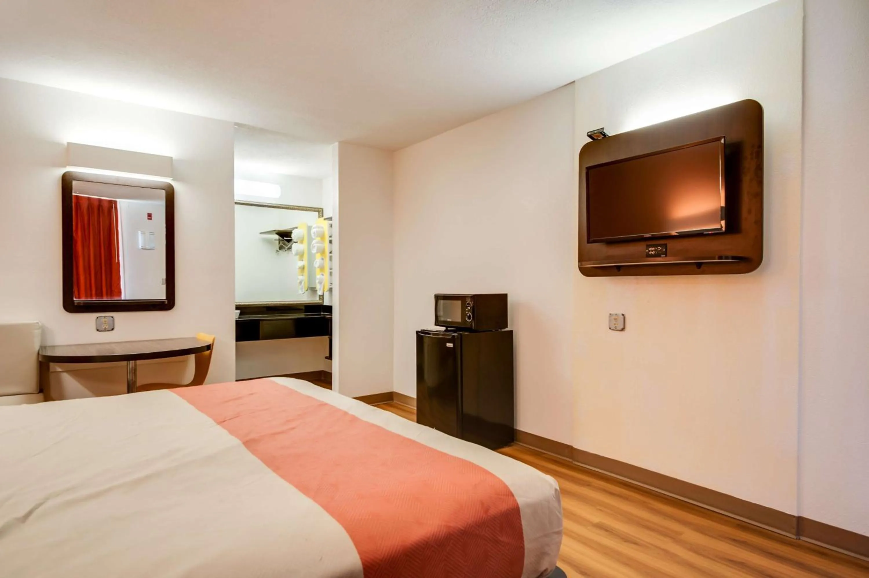 TV and multimedia, Bed in Motel 6-Jennings, LA