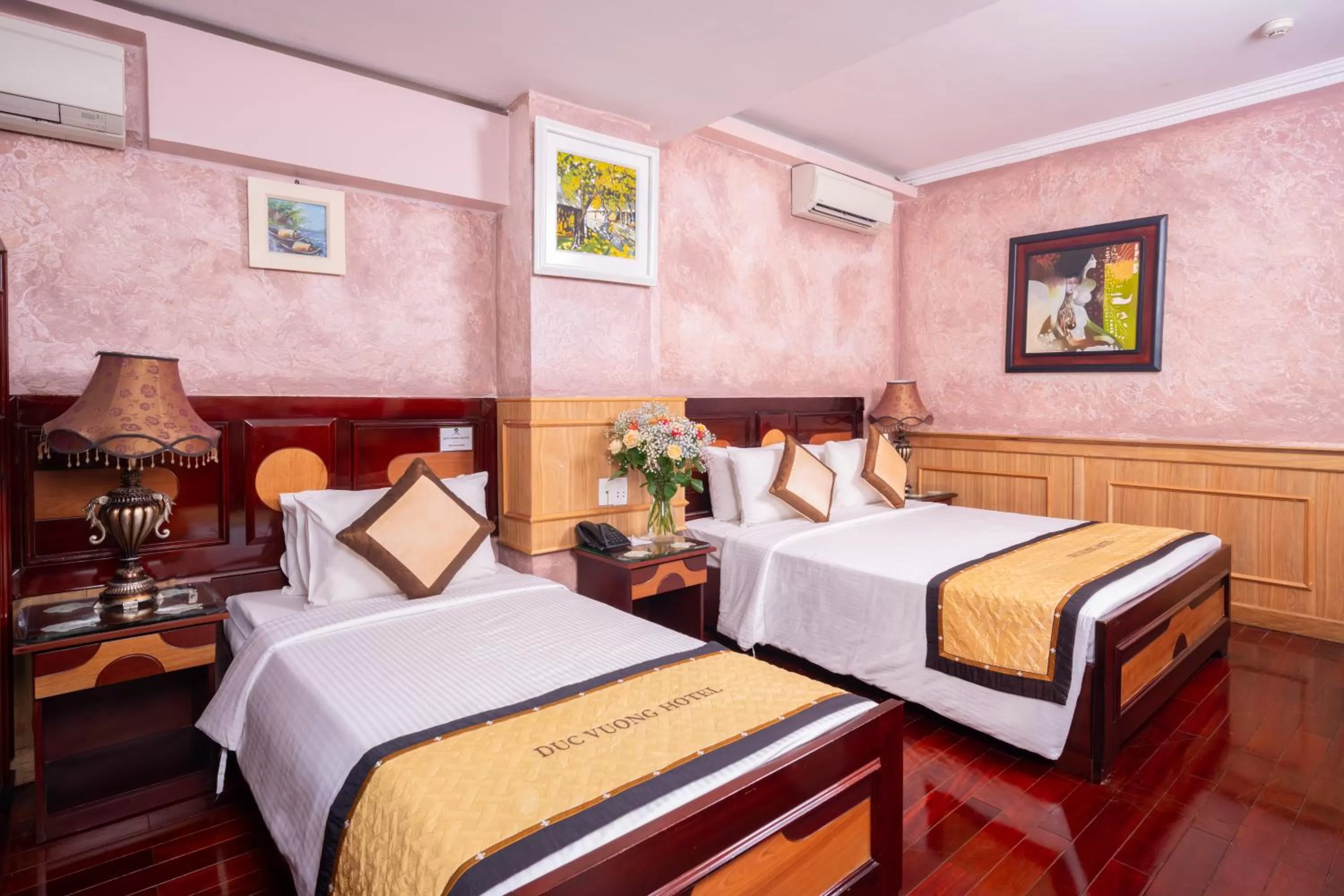 Bed in Duc Vuong Saigon Hotel - Bui Vien