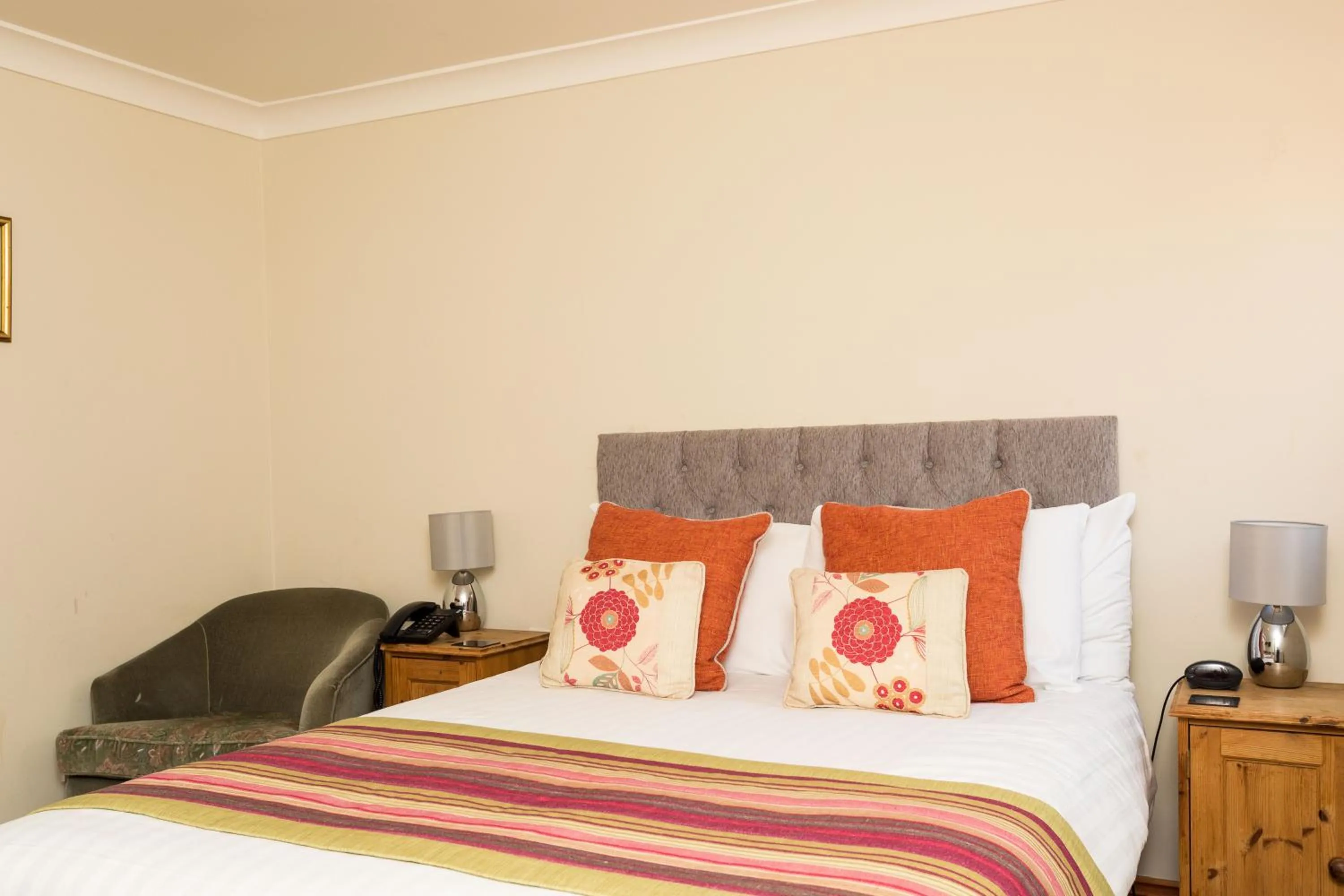 Bed in The Lawn Guest House Gatwick