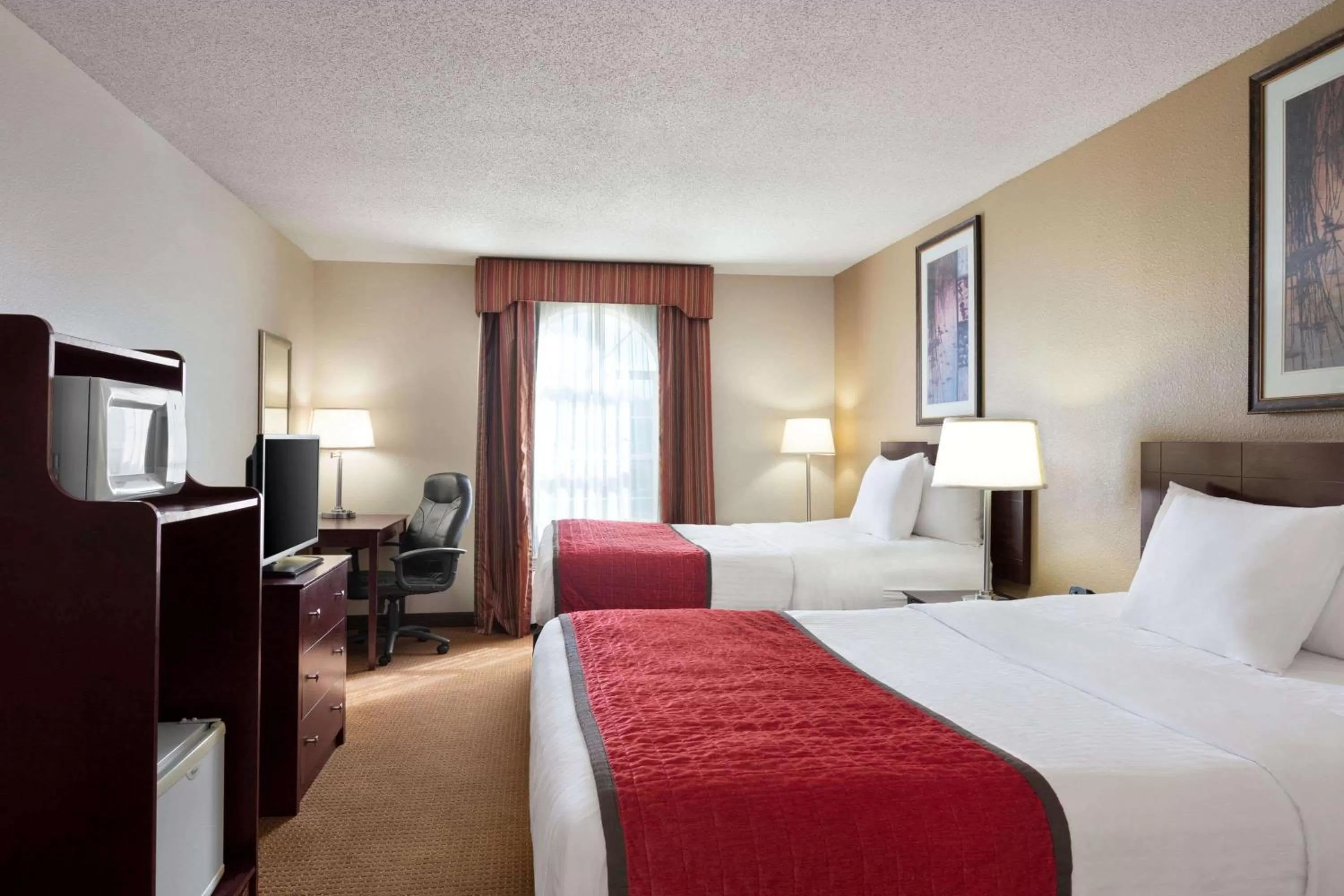 Photo of the whole room, Bed in Ramada by Wyndham Elizabethtown