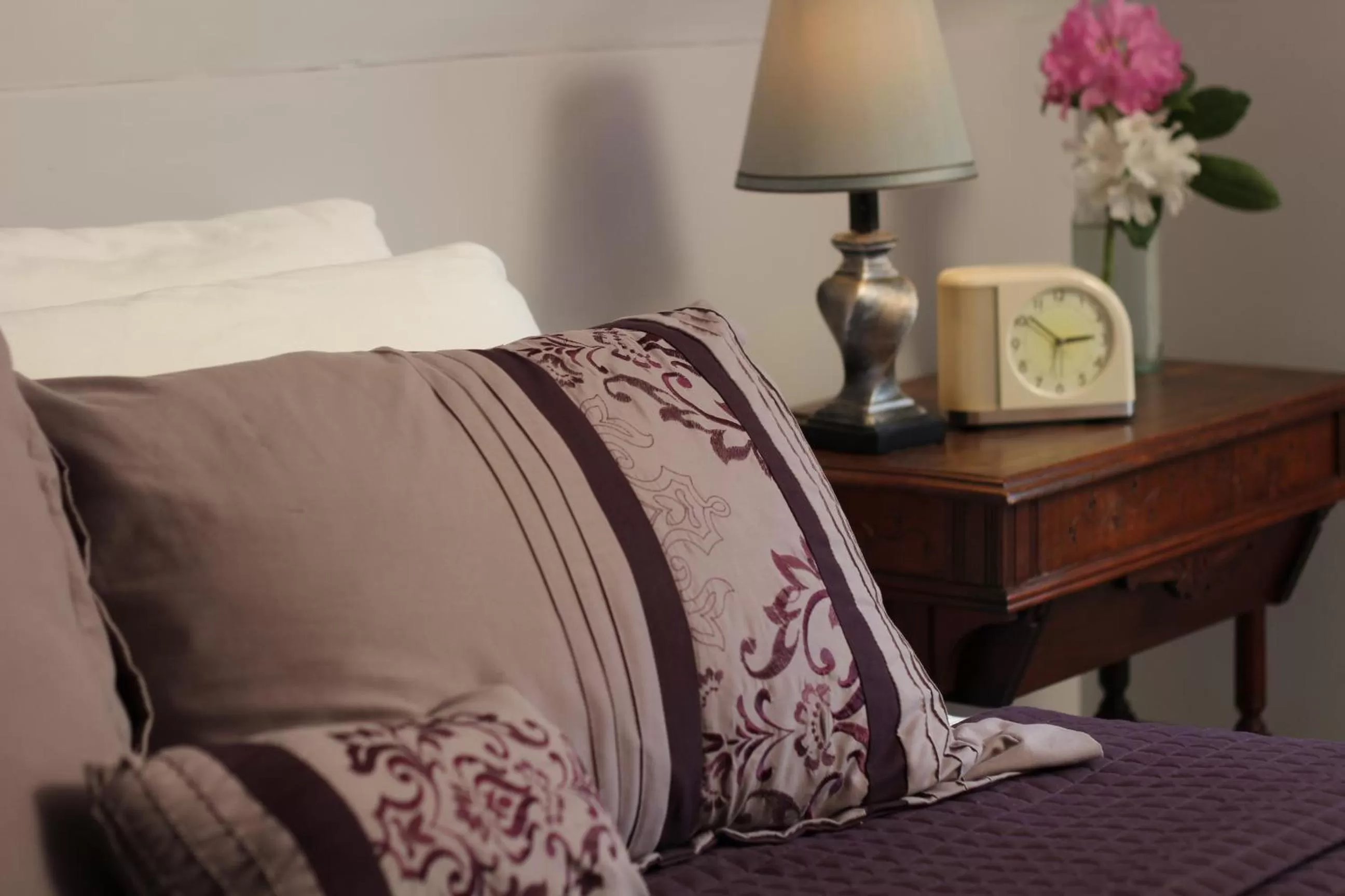 Bed in Kendall Tavern Inn Bed and Breakfast