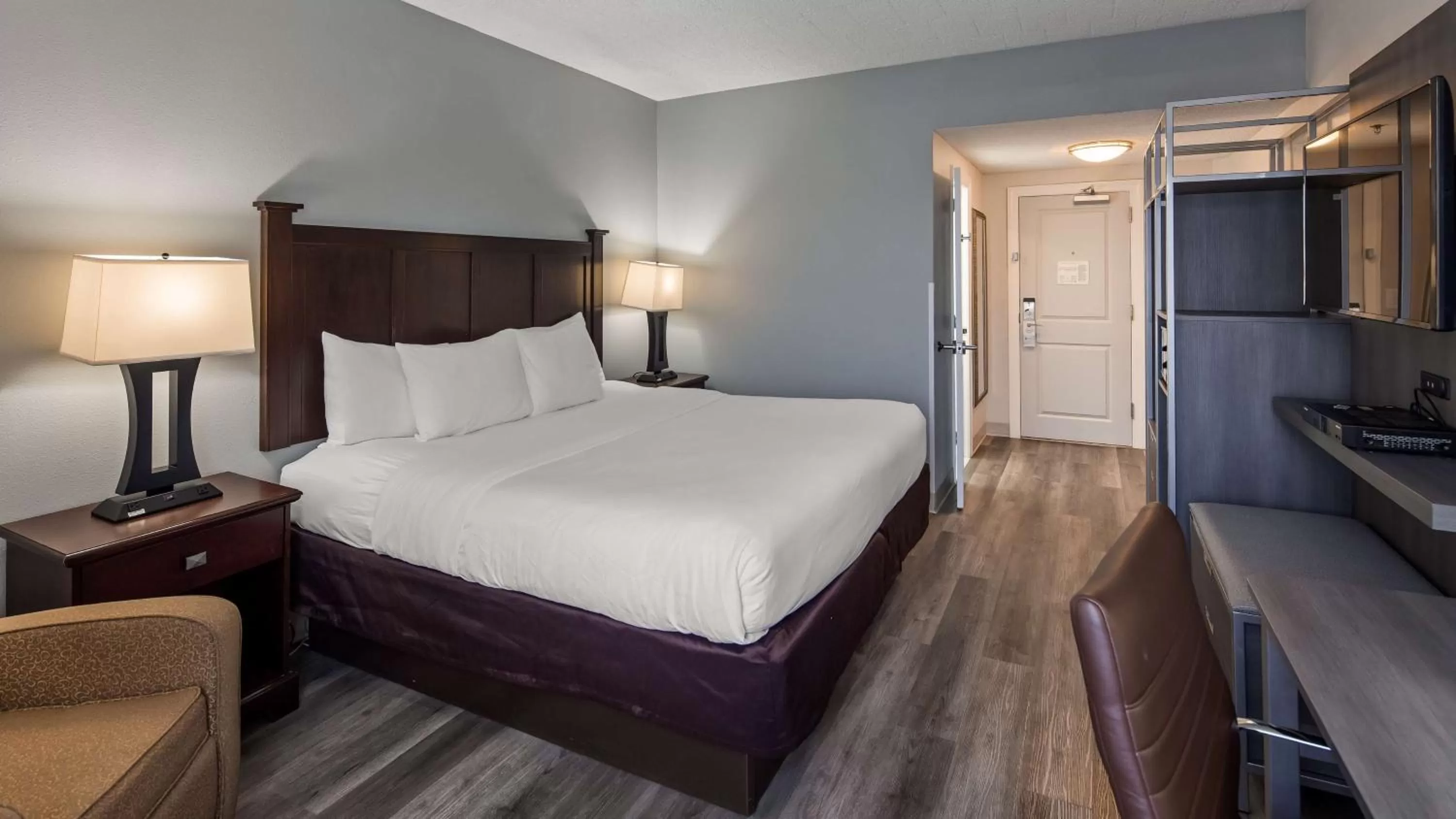 Bed in Best Western Paramus Hotel & Suites