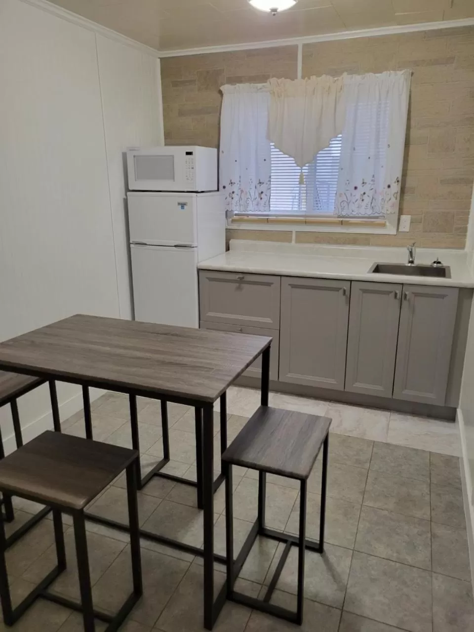 Kitchen/Kitchenette in Husker Inn