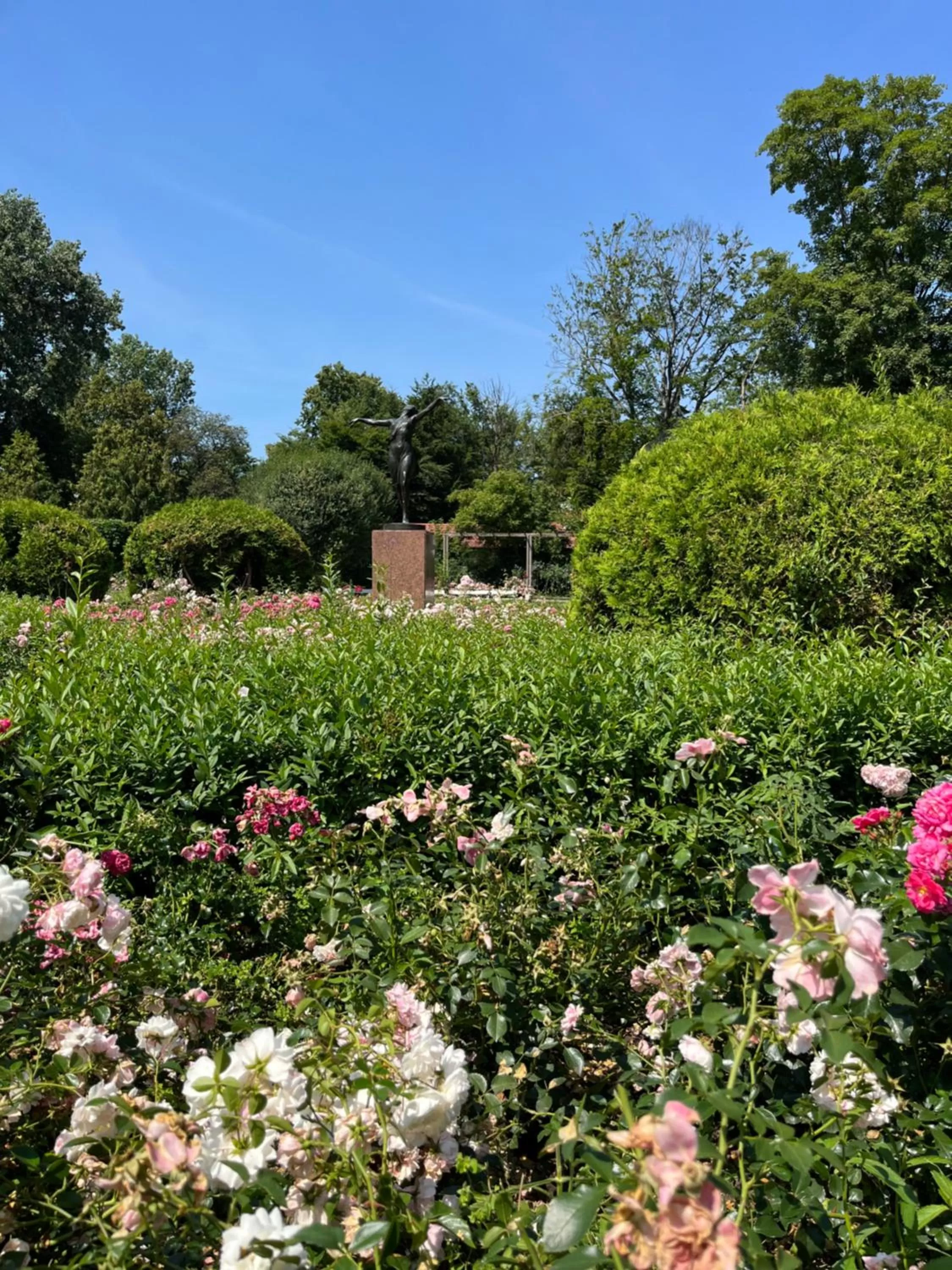 Spring in Dedek Park - historyczny dworek w pięknym Parku Skaryszewskim obok Stadionu Narodowego