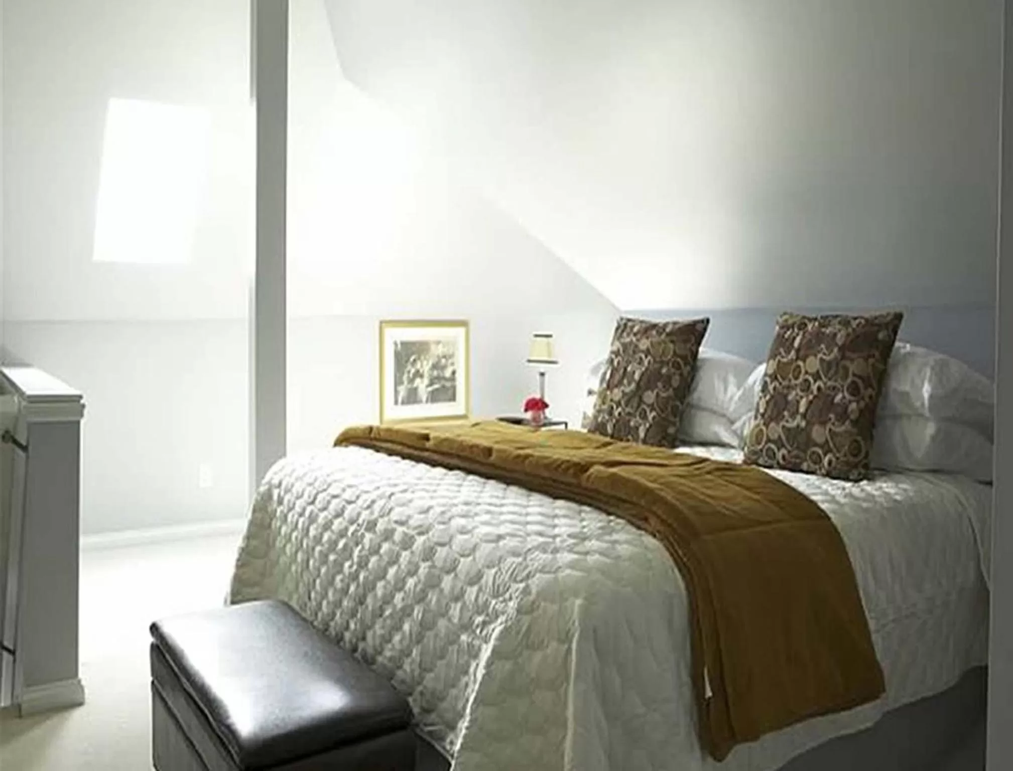 Decorative detail, Bed in Nestle Inn