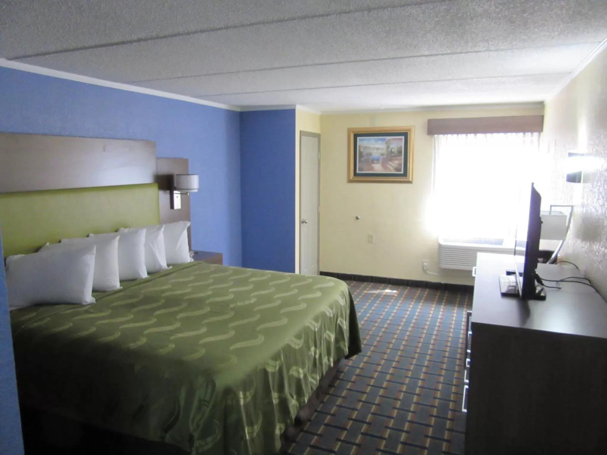 Bedroom, Bed in Quality Inn & Suites near Six Flags East