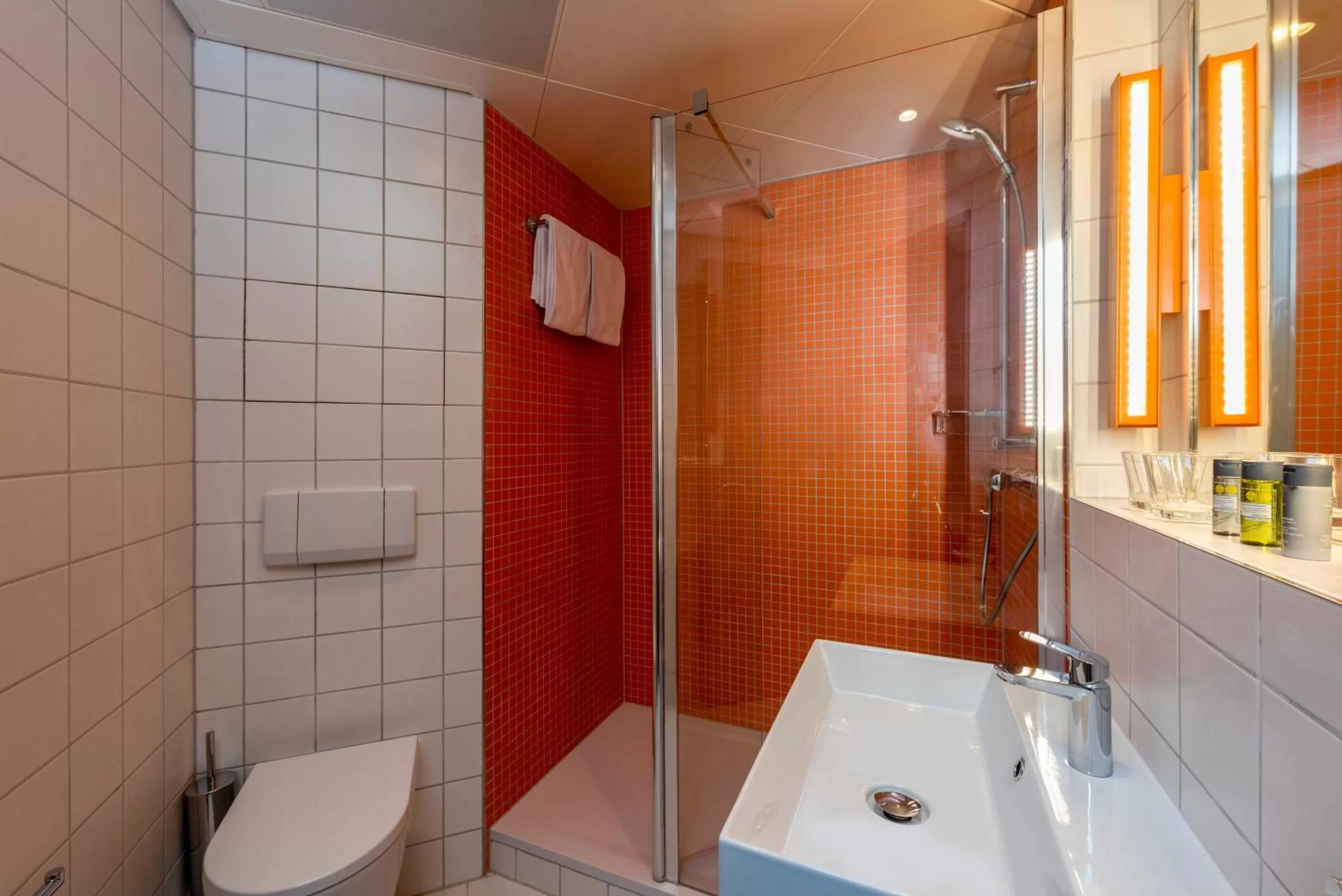 Bathroom in ibis Styles Berlin Treptow
