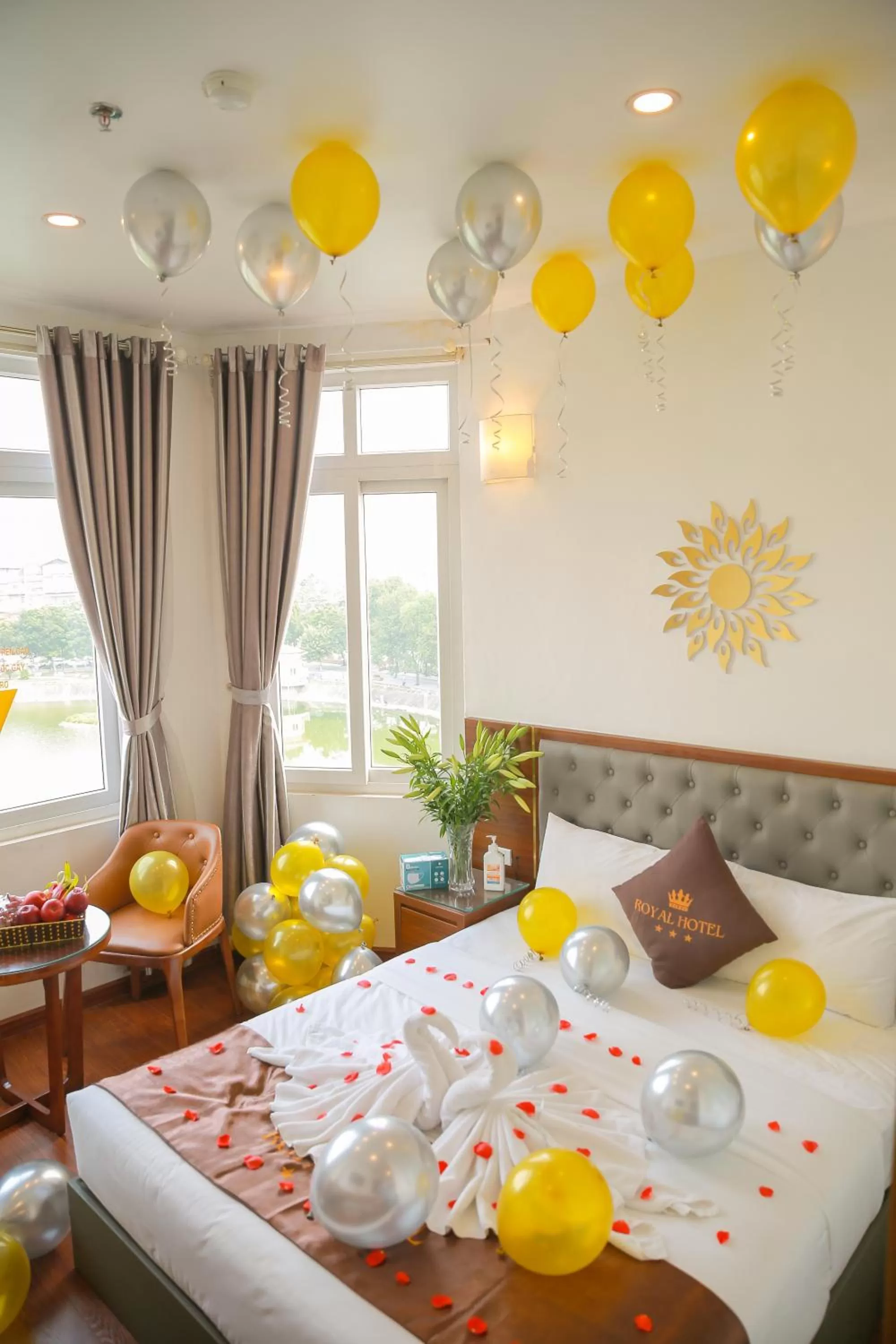 Bedroom, Restaurant/Places to Eat in Royal Hotel