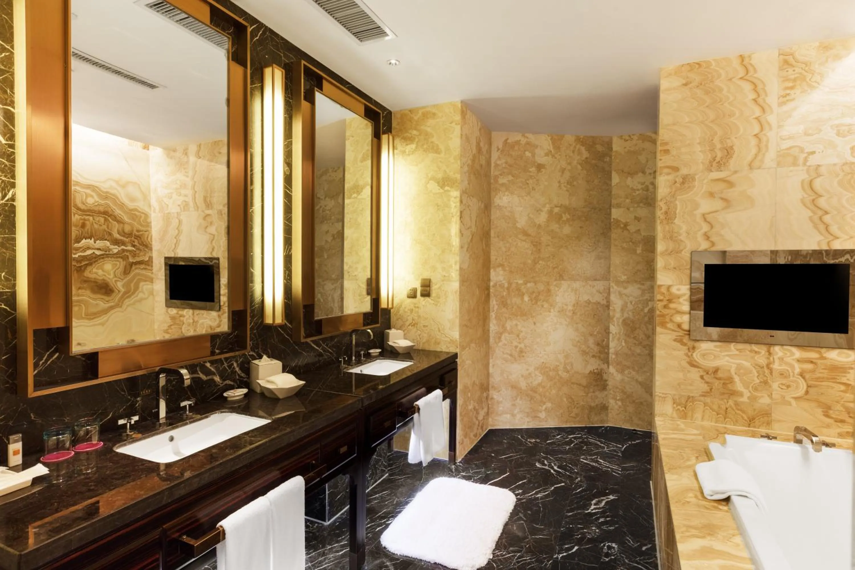 Bathroom in Crowne Plaza Xuzhou Dalong Lake by IHG