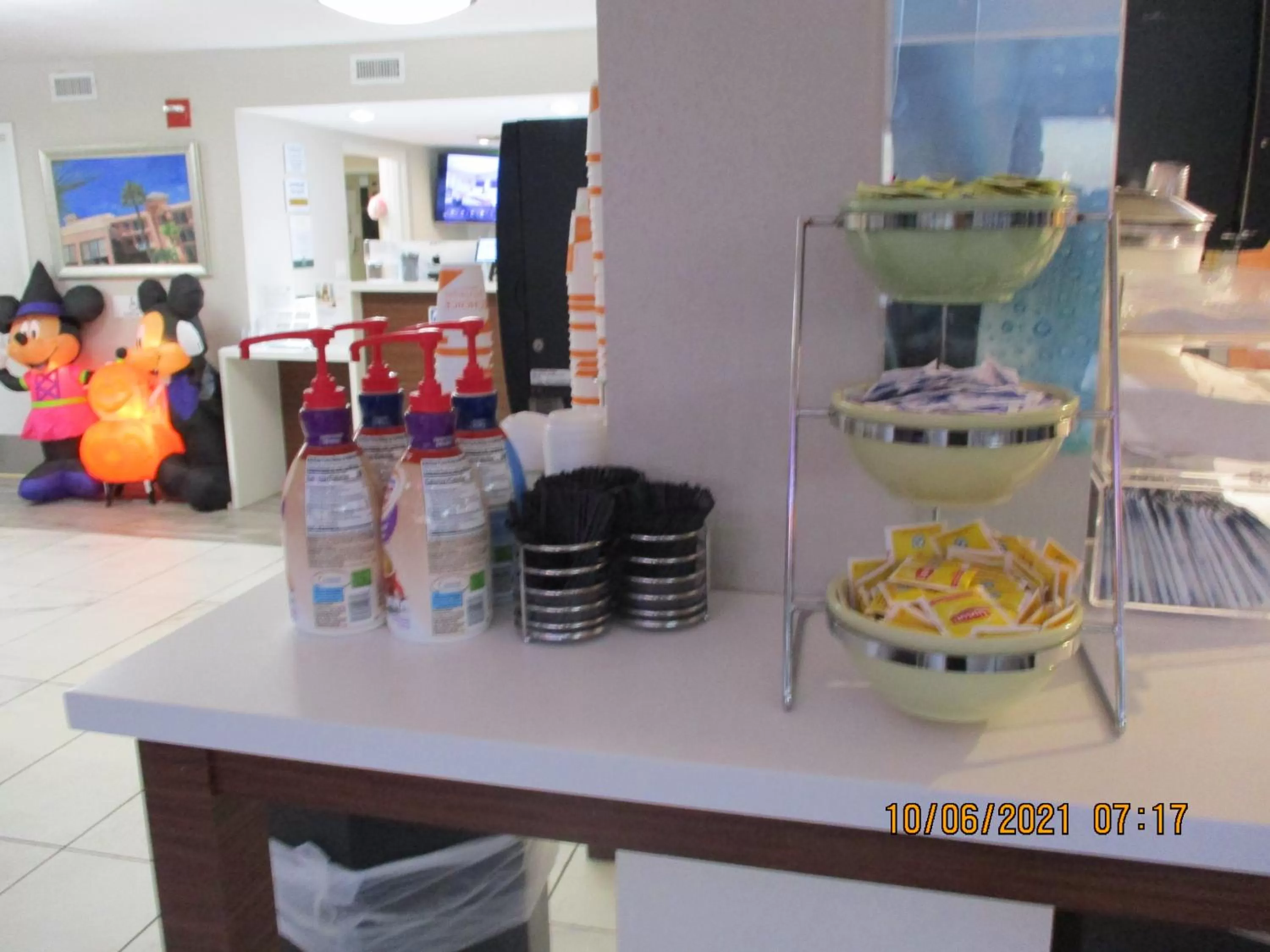 Buffet breakfast in Quality Inn & Suites Kissimmee by The Lake