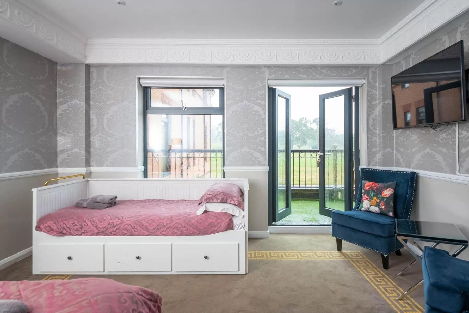 Balcony/Terrace, Bed in Guildford Manor Hotel & Spa