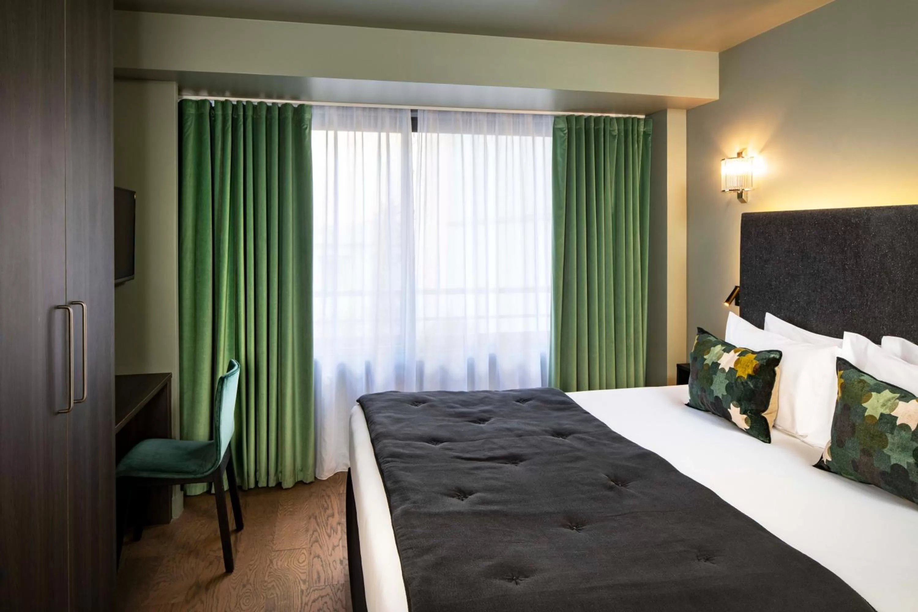 Bedroom, Bed in Le Rayz Vendome