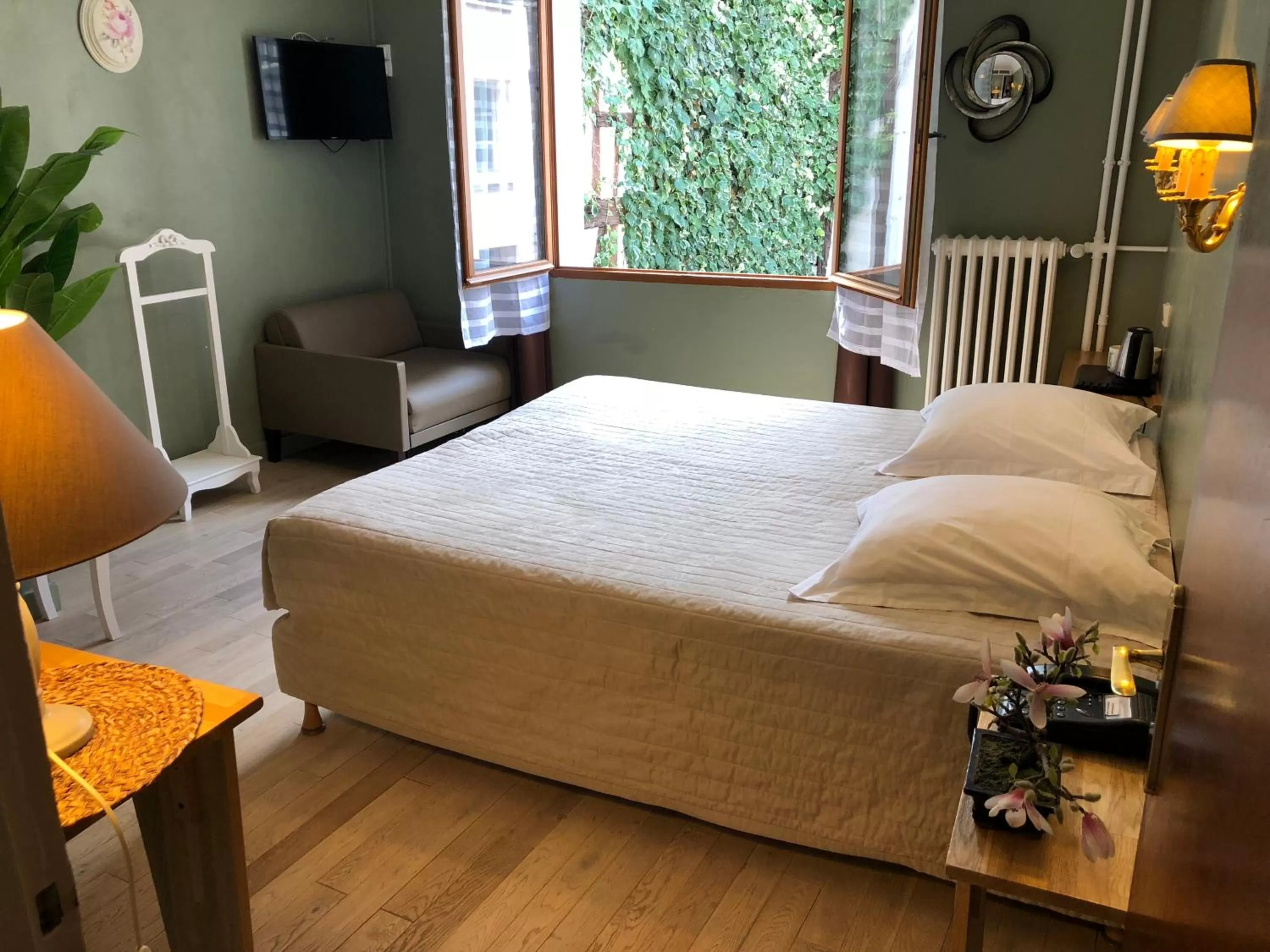 Bedroom, Bed in Hôtel De La Cathédrale