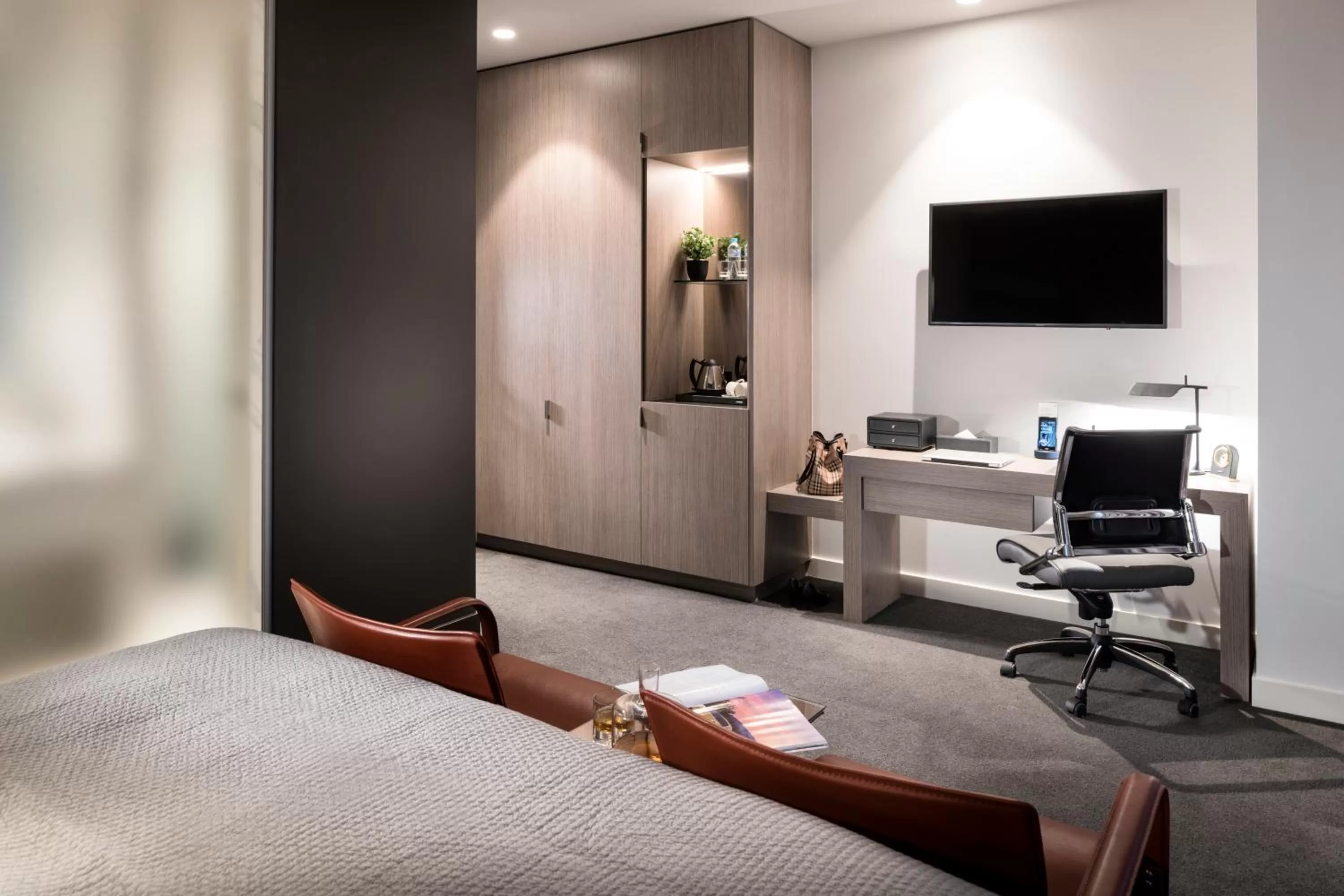 Living room, Bed in The Melbourne Hotel